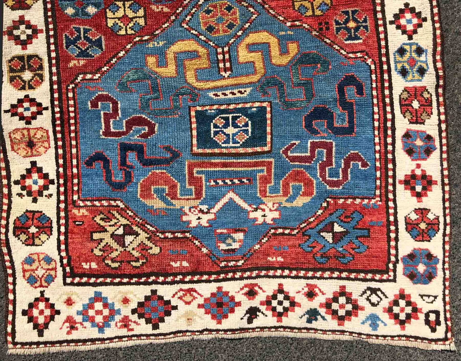 Shah - Savan tribal rug. Caucasus. Antique, probably 1828.254 cm x 105 cm. Knotted by hand. Wool - Bild 3 aus 10