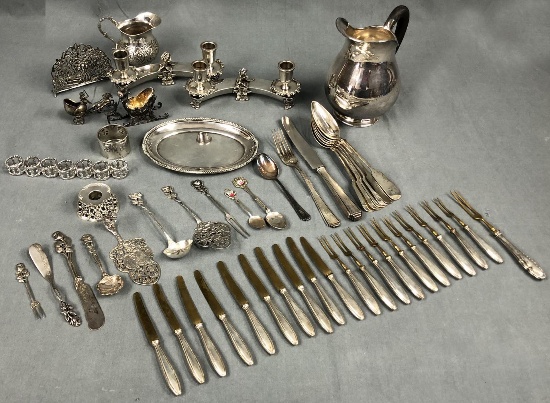 Silver. Some items Sterling.(12 + 13 + 15 + 41). 3084 grams gross. In addition 2 boxes.Silber.