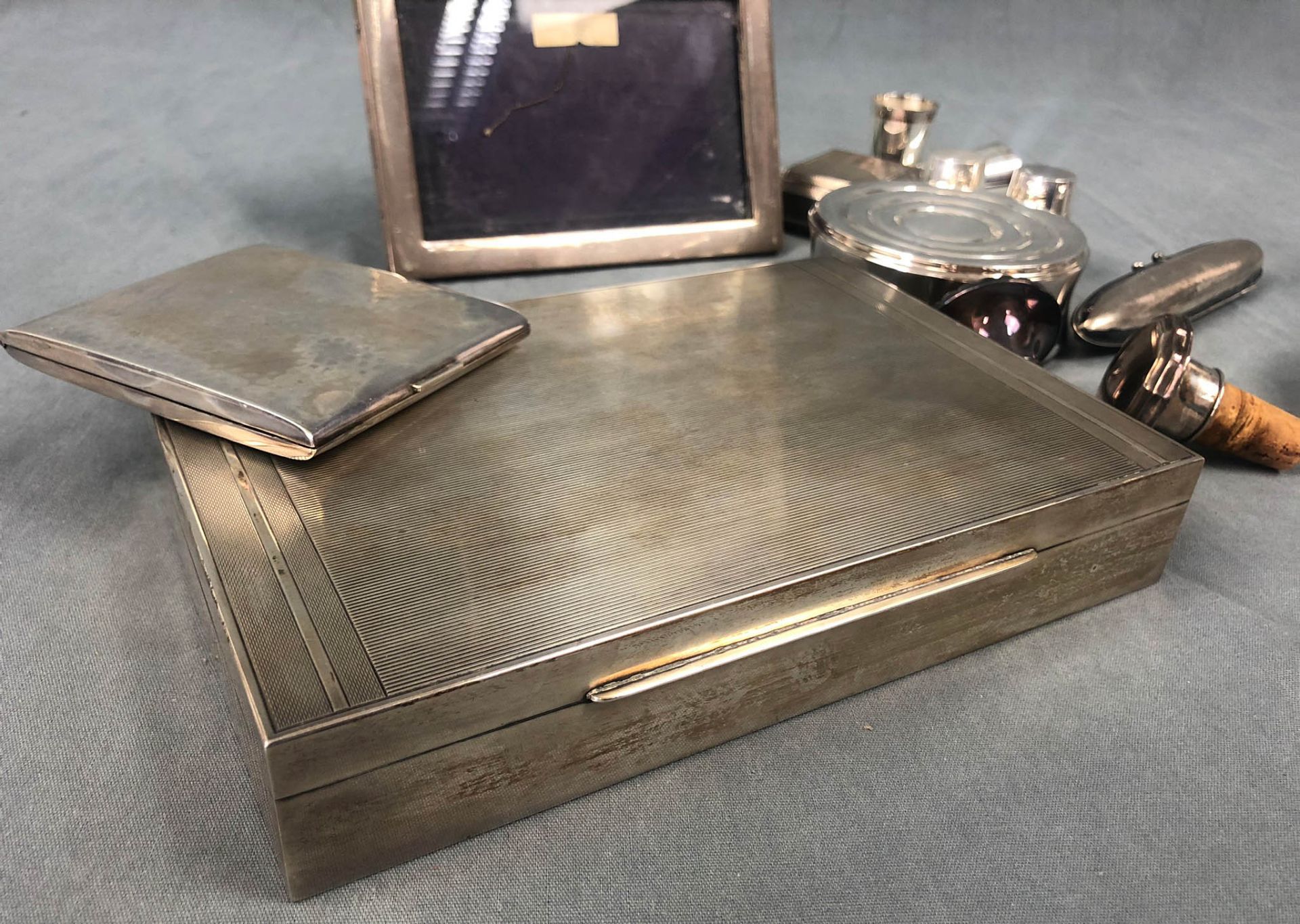 Silver. Set for the gentleman.Cigarettes / cigar box (4 cm x 22 cm x 15 cm), cigarette case, table - Bild 7 aus 9