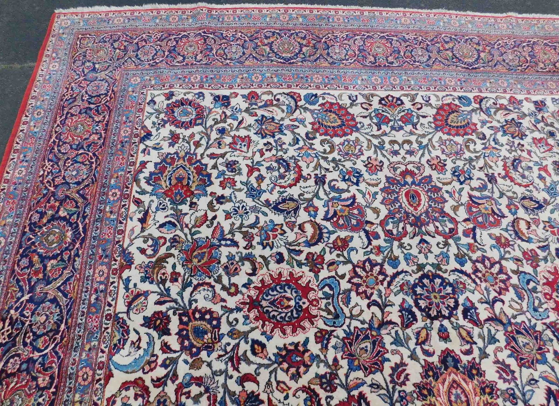 Keschan Persian carpet. Iran. Very fine weave. Cork wool.445 cm x 320 cm. Knotted by hand. Cork wool - Image 7 of 10