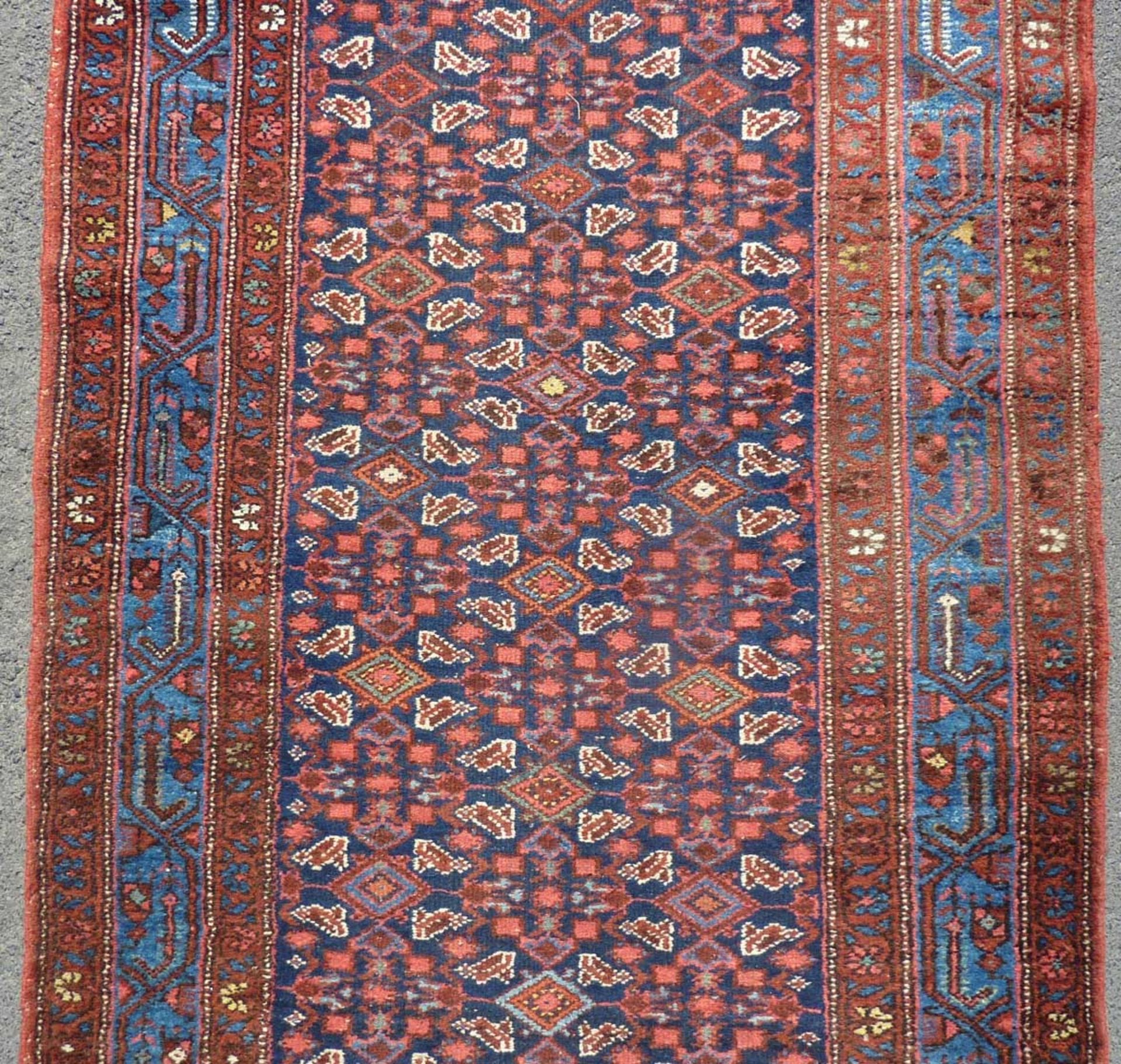 Hamadan Persian rug. Runner. Iran. Old, around 1930.499 cm x 105 cm. Knotted by hand. Wool on - Bild 6 aus 9