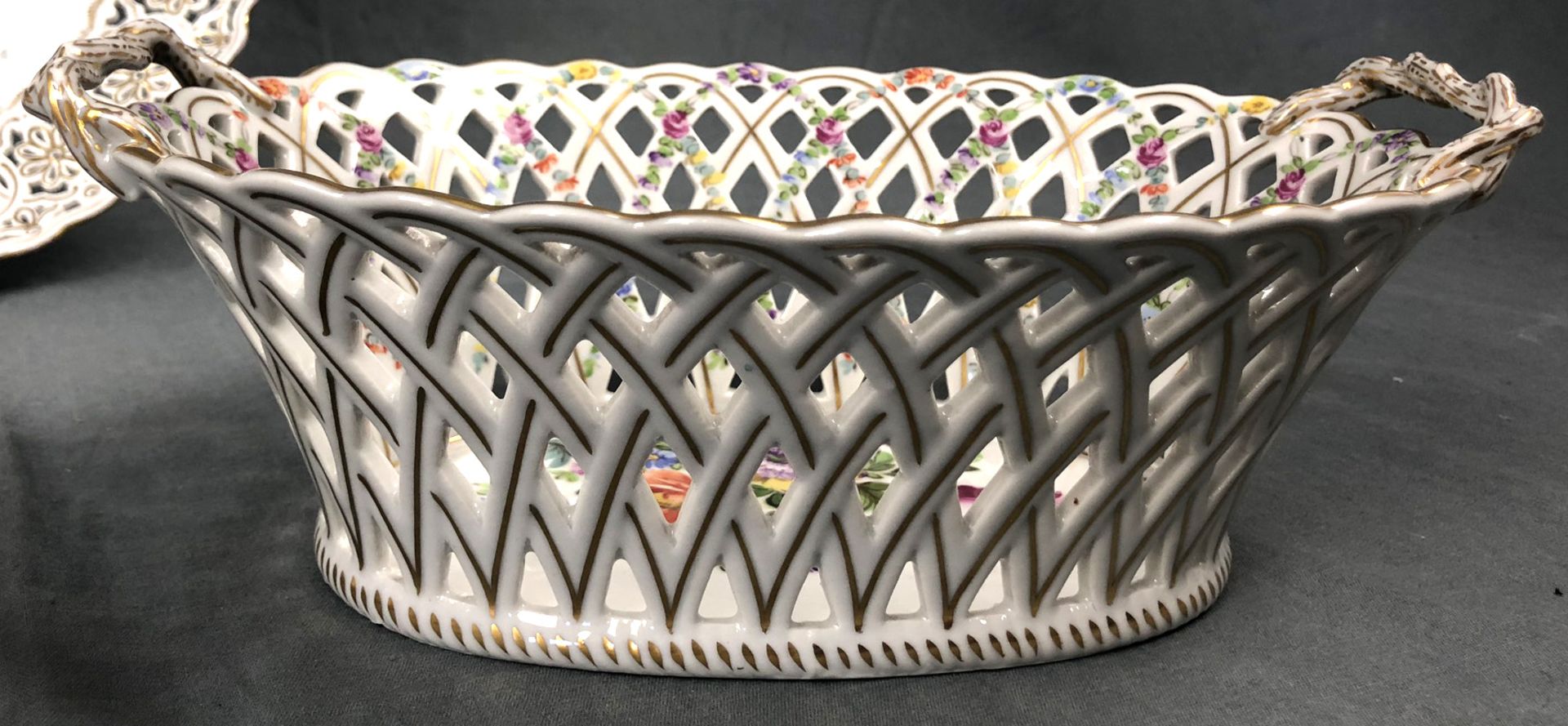 Porcelain. 2 breakthrough bowls and two breakthrough plates.Up to 28 cm x 19 cm. A bowl by KPM - Bild 6 aus 10