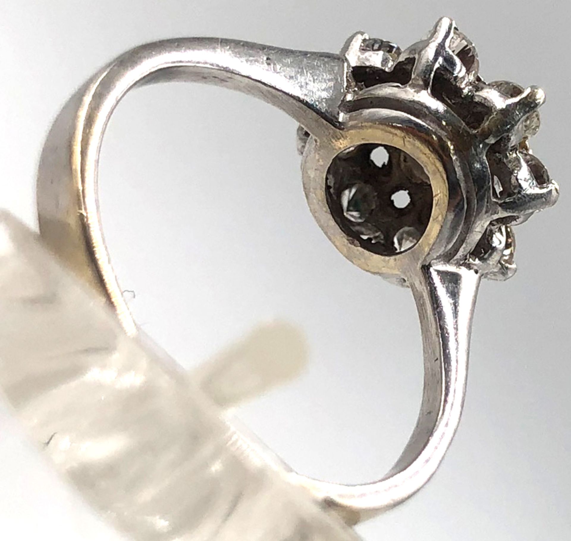 Diamond ring. White - gold 14 carat checked and stamped.The medium brilliant cut diamond is - Bild 2 aus 7
