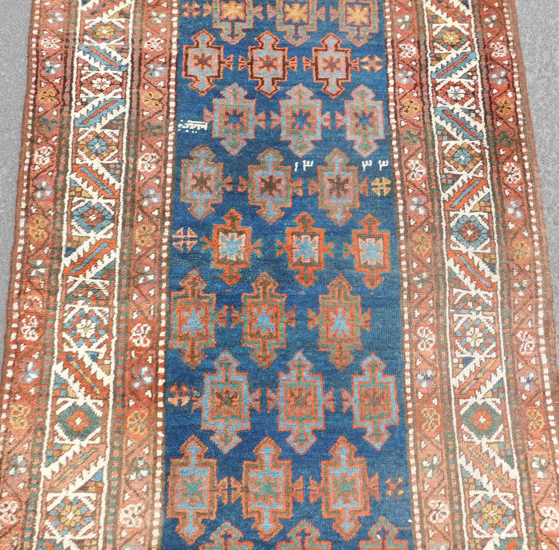 Heriz Persian rug. Runner. Iran. Antique, around 1912-1913.Knotted by hand. Wool on wool. Probably - Image 4 of 8