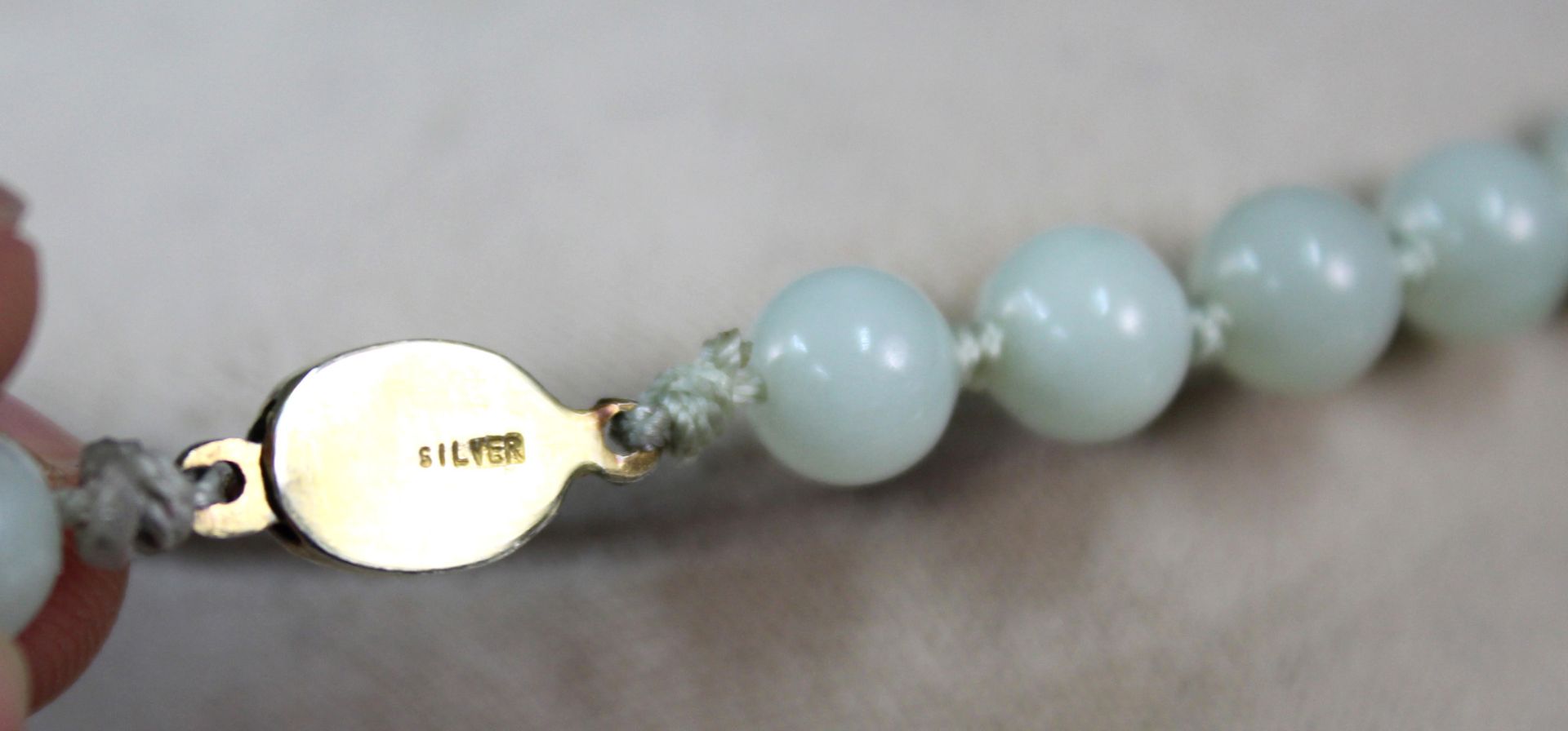 Jade necklace. Silver clasp, this gilded. Probably China circa 120 years old.Balls up to 10 mm in - Bild 5 aus 6