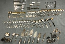 Silver. Also cutlery, serving parts, cake server, pastry tongs.1901 grams of silver, cardboard not