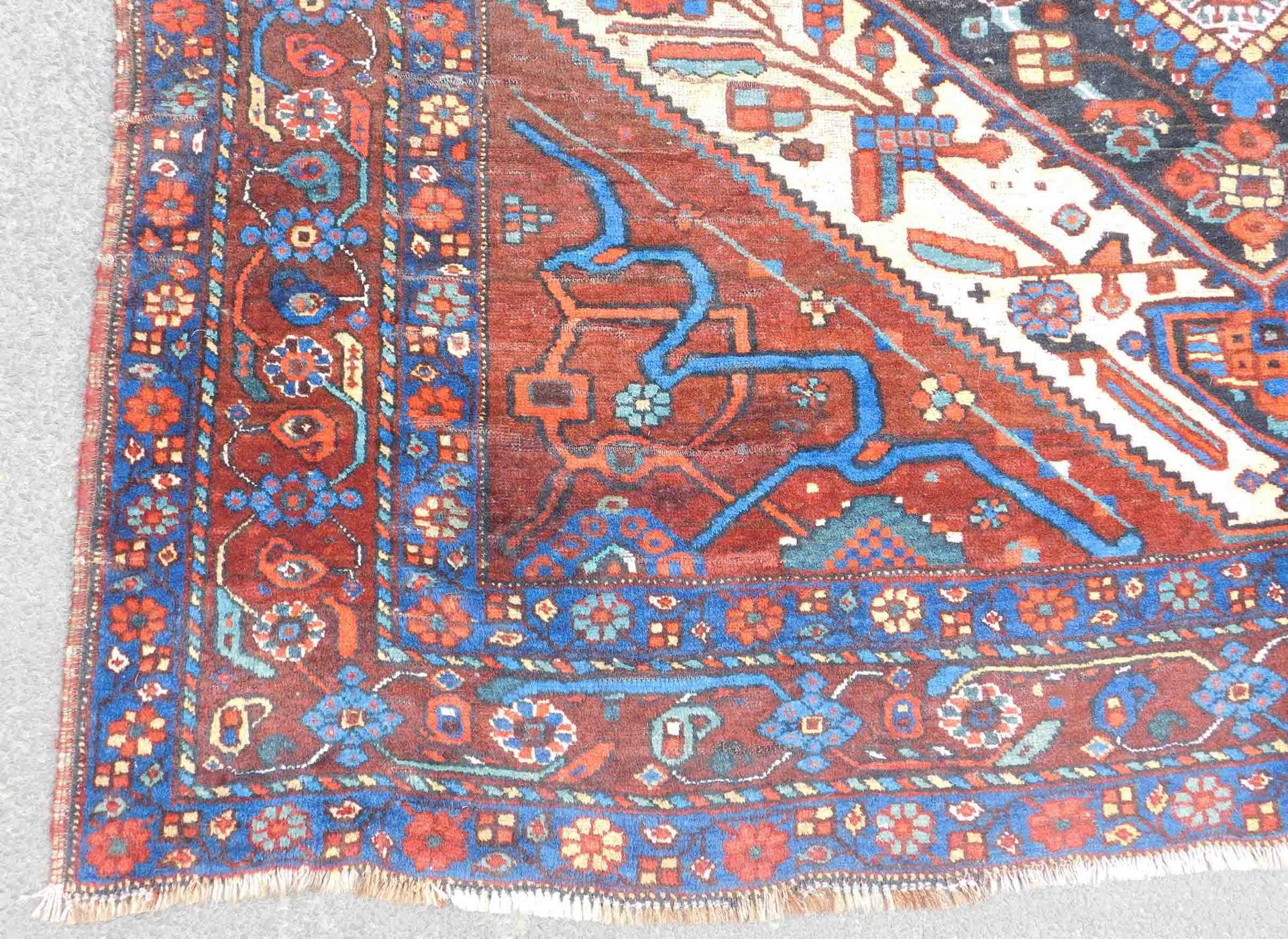 Khamseh Baharlu Persian carpet. Iran. Antique, around 1900.188 cm x 173cm. Knotted by hand. Wool - Image 2 of 8