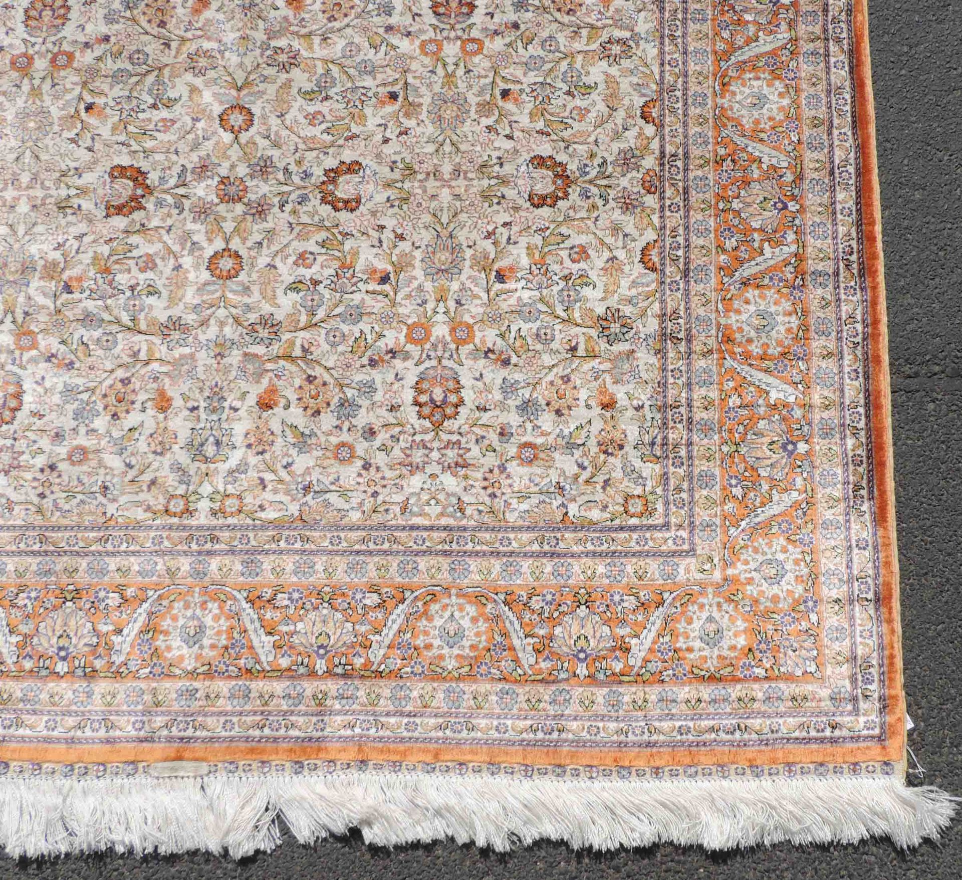 Hereke silk rug. Turkey. Signed. Extremely fine weave.180 cm x 128 cm. Knotted by hand. Silk on - Image 5 of 11