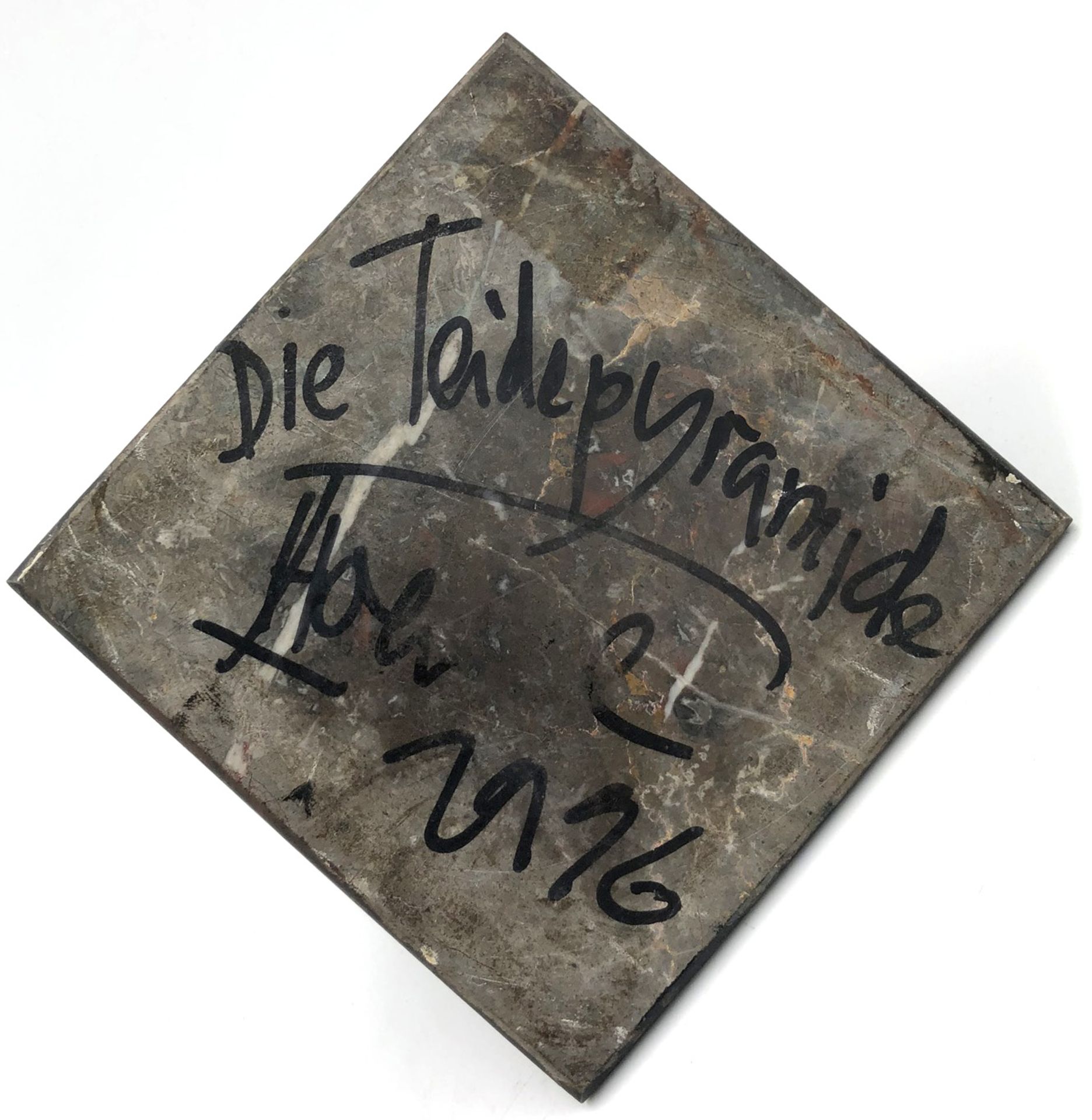 Horst G. LOEWEL (1939 -). ''Die Teidepyramide''.15 cm x 15 x 15 cm. Sculpture. Oil on stone. - Bild 9 aus 9