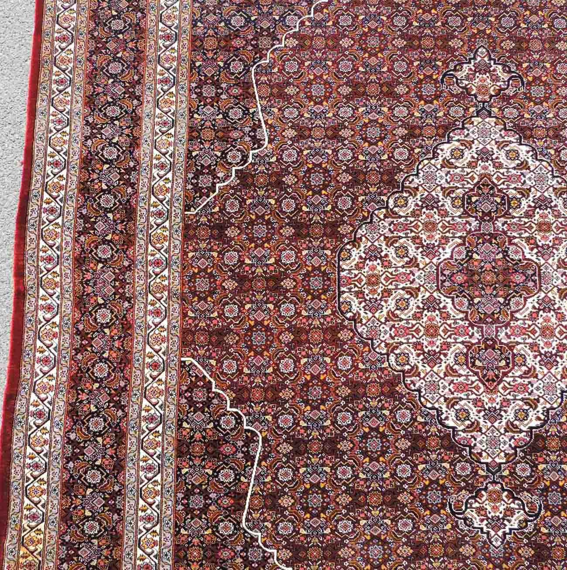 Keschan carpet. Silk. Extremely fine weave.201 cm 157 cm. Knotted by hand. Silk on silk. Probably - Image 4 of 9