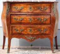 Louis XV style chest of drawers. 3 drawers. Marble top.85 cm x 100 cm x 40 cm.Kommode Louis XV Stil.
