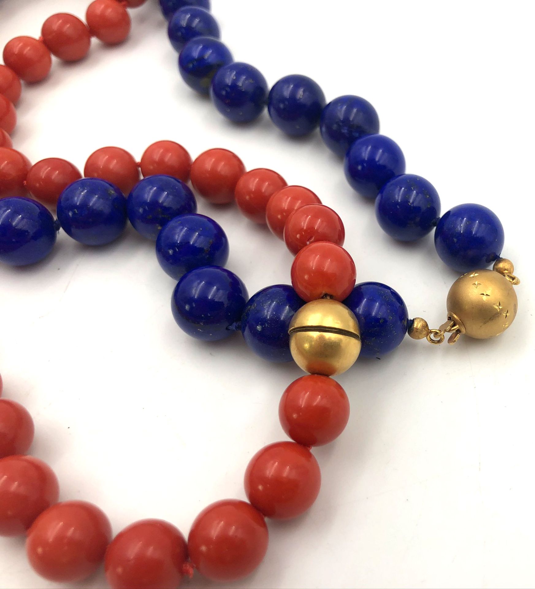 2 necklaces. 750 gold clasps. Lapis lazuli. Red semi-precious stone.2 Colliers. Verschlüsse Gold - Image 2 of 6