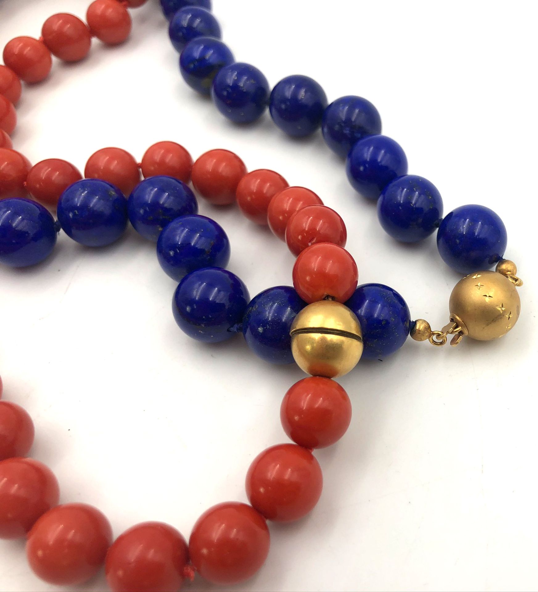 2 necklaces. 750 gold clasps. Lapis lazuli. Red semi-precious stone.2 Colliers. Verschlüsse Gold - Bild 2 aus 6