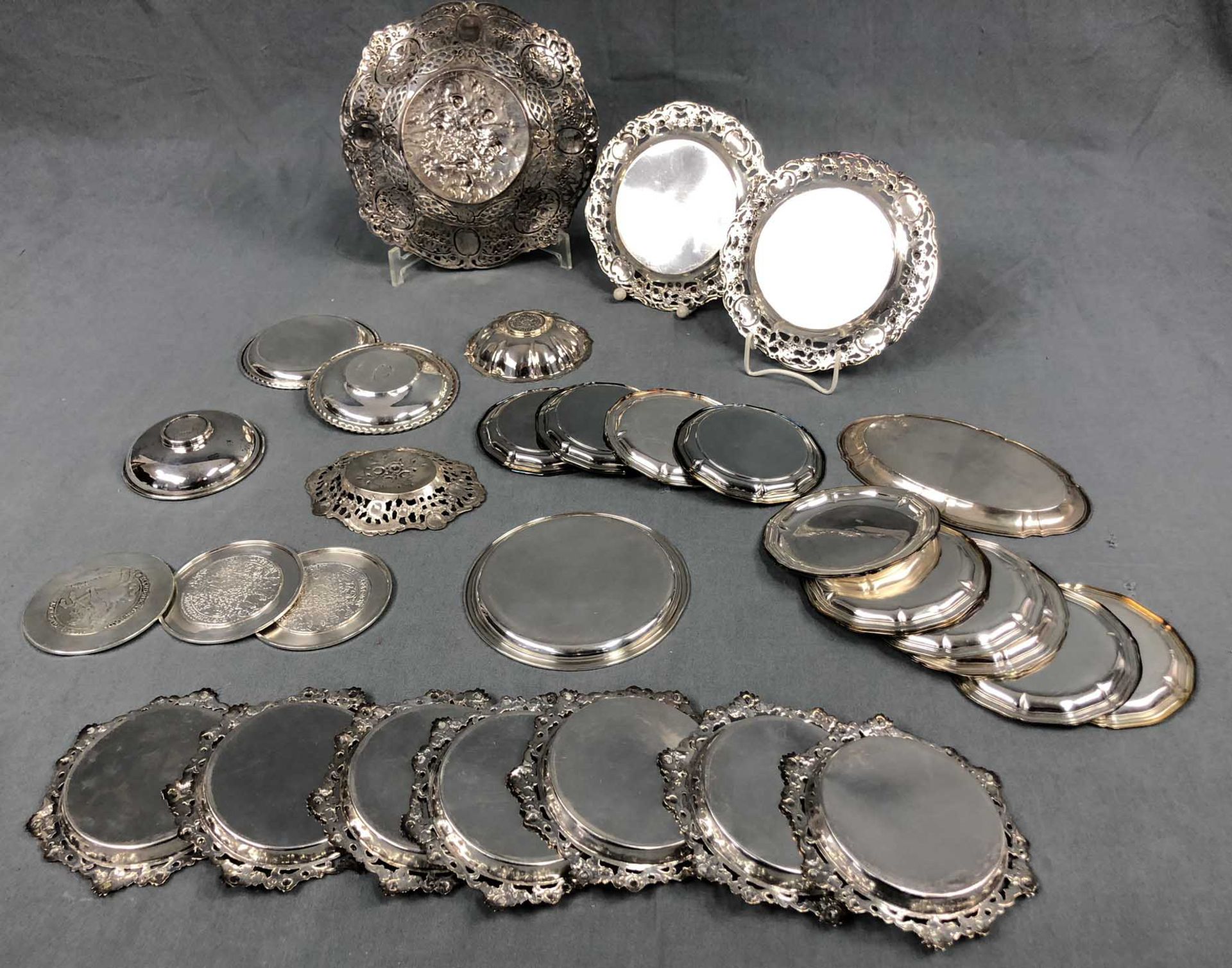 Silver. Plates, coasters and bowls.2176 grams. Up to 22 cm in diameter. Also 2 small coin bowls, ( - Image 7 of 13