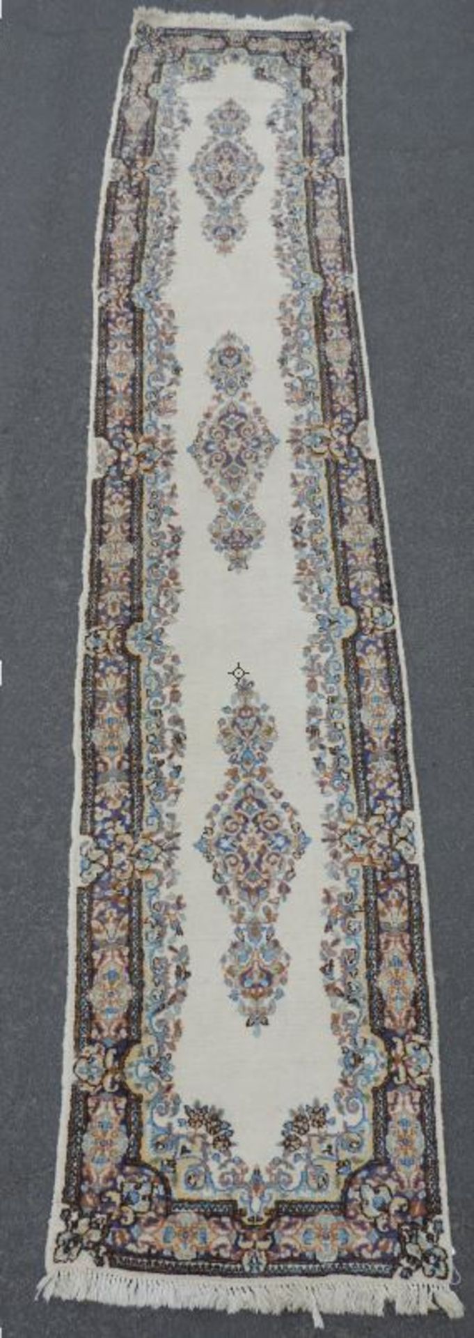 Kirman Persian rug. Narrow runner. Iran.370 cm x 63 cm. Knotted by hand. Wool on cotton. No shipping