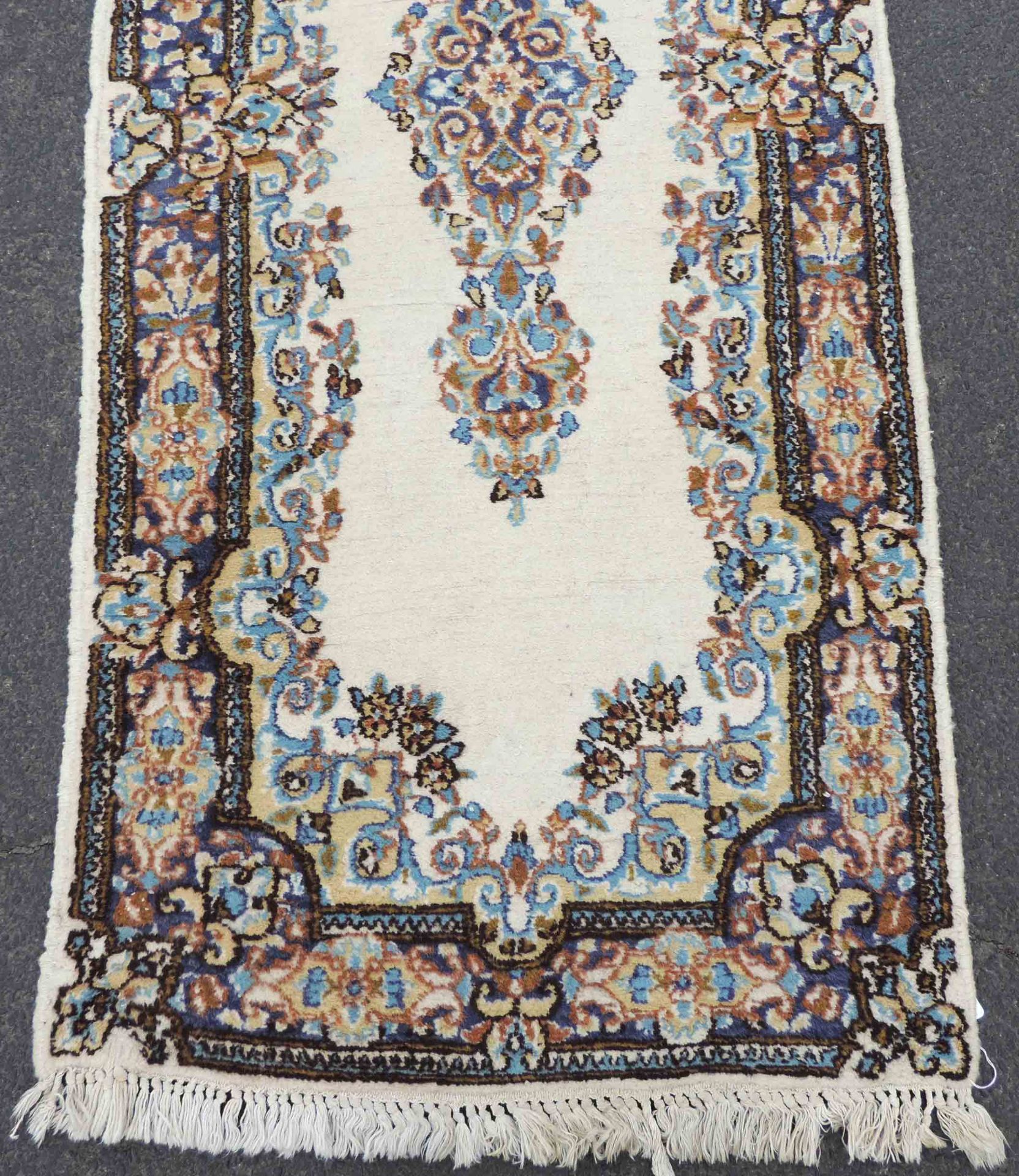 Kirman Persian rug. Narrow runner. Iran.370 cm x 63 cm. Knotted by hand. Wool on cotton. No shipping - Image 3 of 9