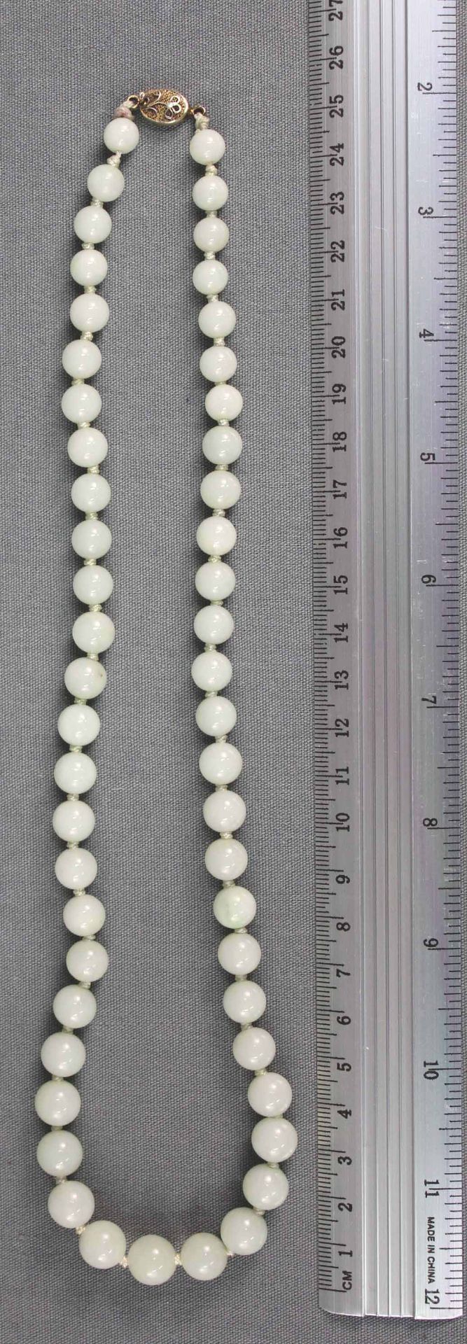 Jade necklace. Silver clasp, this gilded. Probably China circa 120 years old.Balls up to 10 mm in - Bild 6 aus 6
