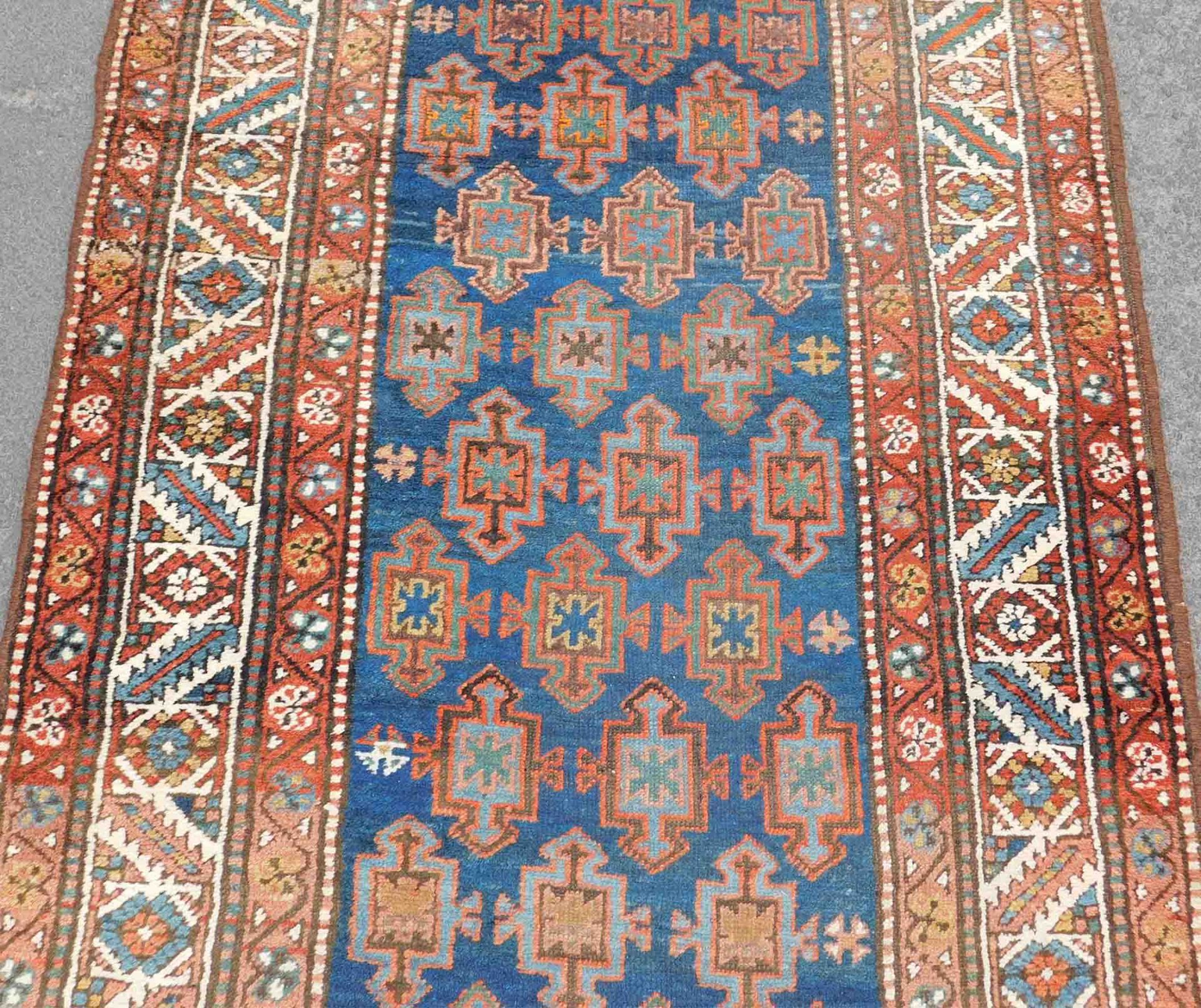 Heriz Persian rug. Runner. Iran. Antique, around 1912-1913.Knotted by hand. Wool on wool. Probably - Image 3 of 8