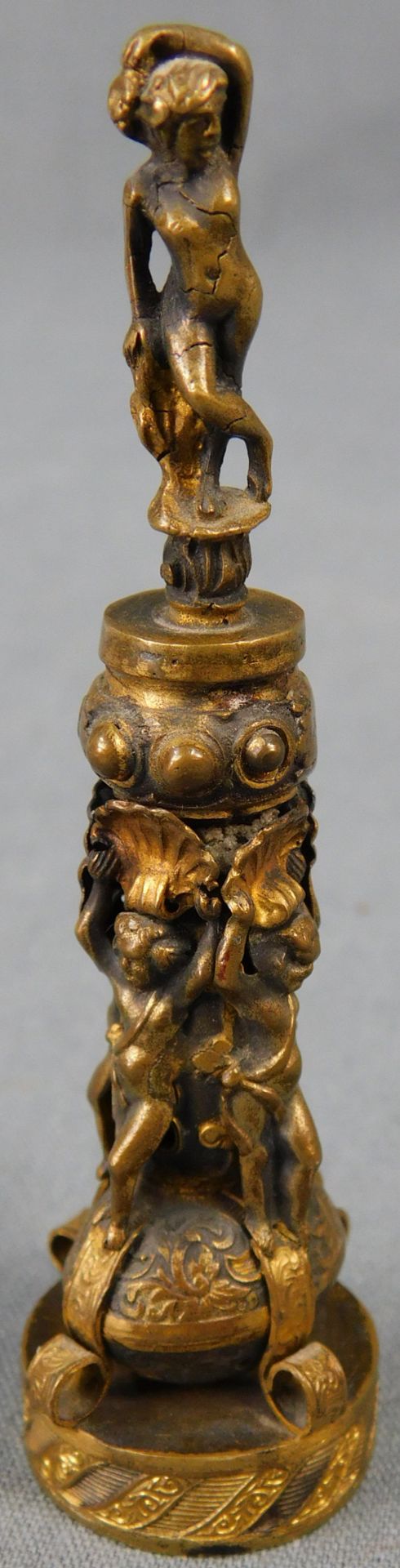 Petschaft. Bronze d'oré. Baroque or historicism.9,5 cm high.Petschaft. Bronze d'oré. Barock oder
