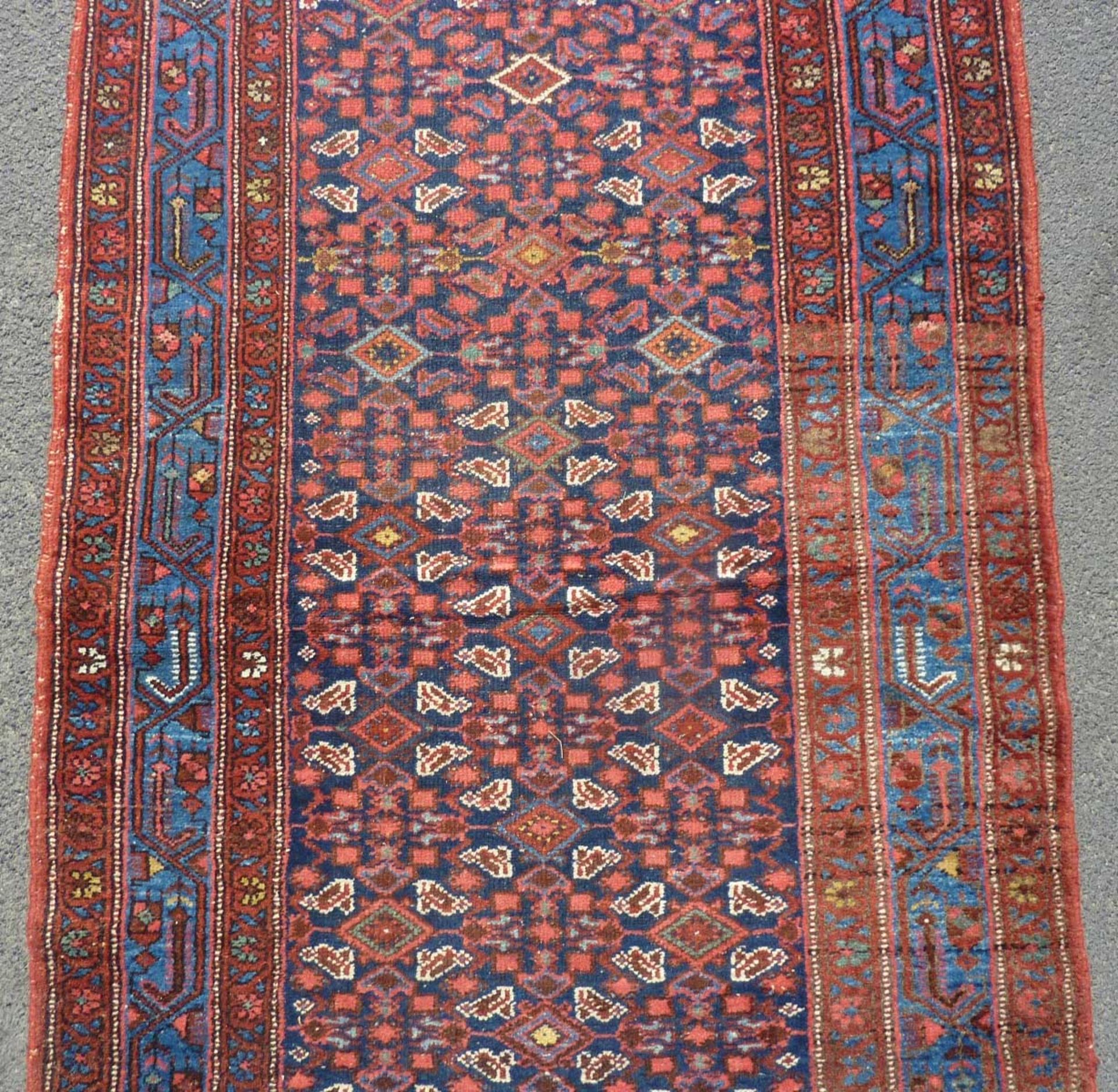 Hamadan Persian rug. Runner. Iran. Old, around 1930.499 cm x 105 cm. Knotted by hand. Wool on - Bild 7 aus 9