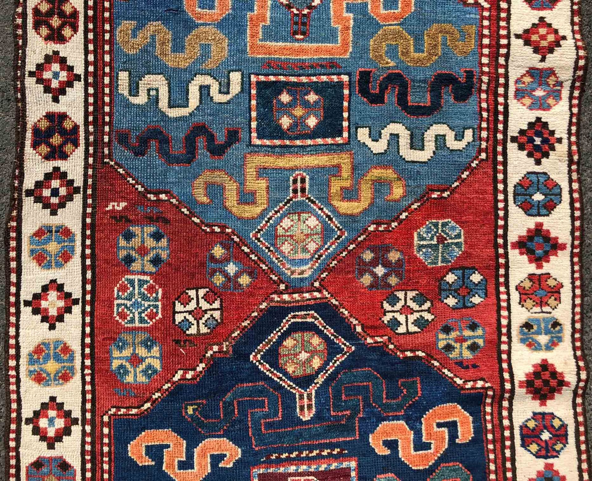 Shah - Savan tribal rug. Caucasus. Antique, probably 1828.254 cm x 105 cm. Knotted by hand. Wool - Bild 5 aus 10