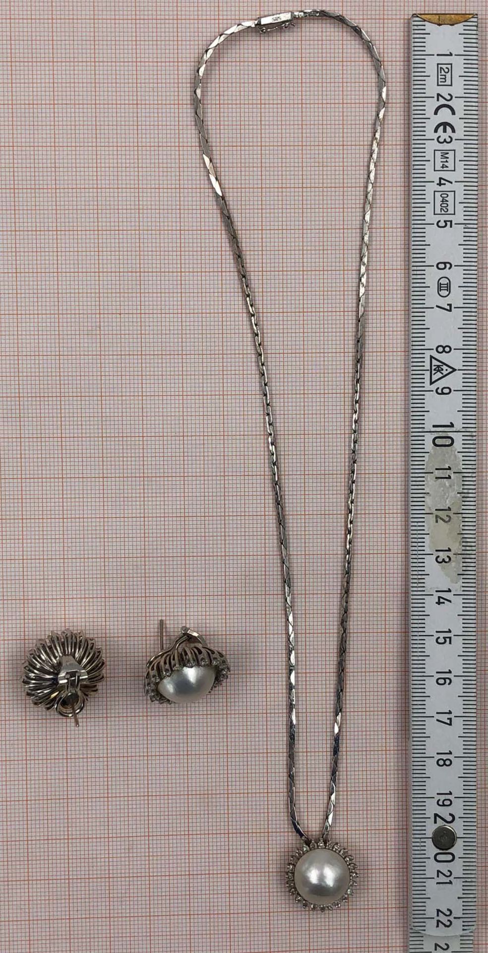 White gold 585. Necklace and 2 ear studs. Pearls probably Mabe. Diamonds.The diamonds together total - Bild 8 aus 9