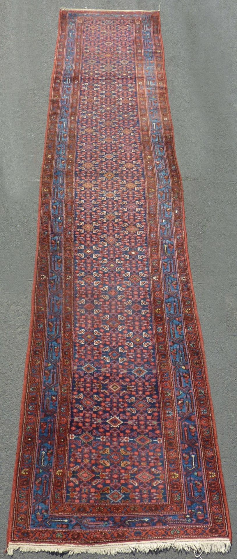 Hamadan Persian rug. Runner. Iran. Old, around 1930.499 cm x 105 cm. Knotted by hand. Wool on