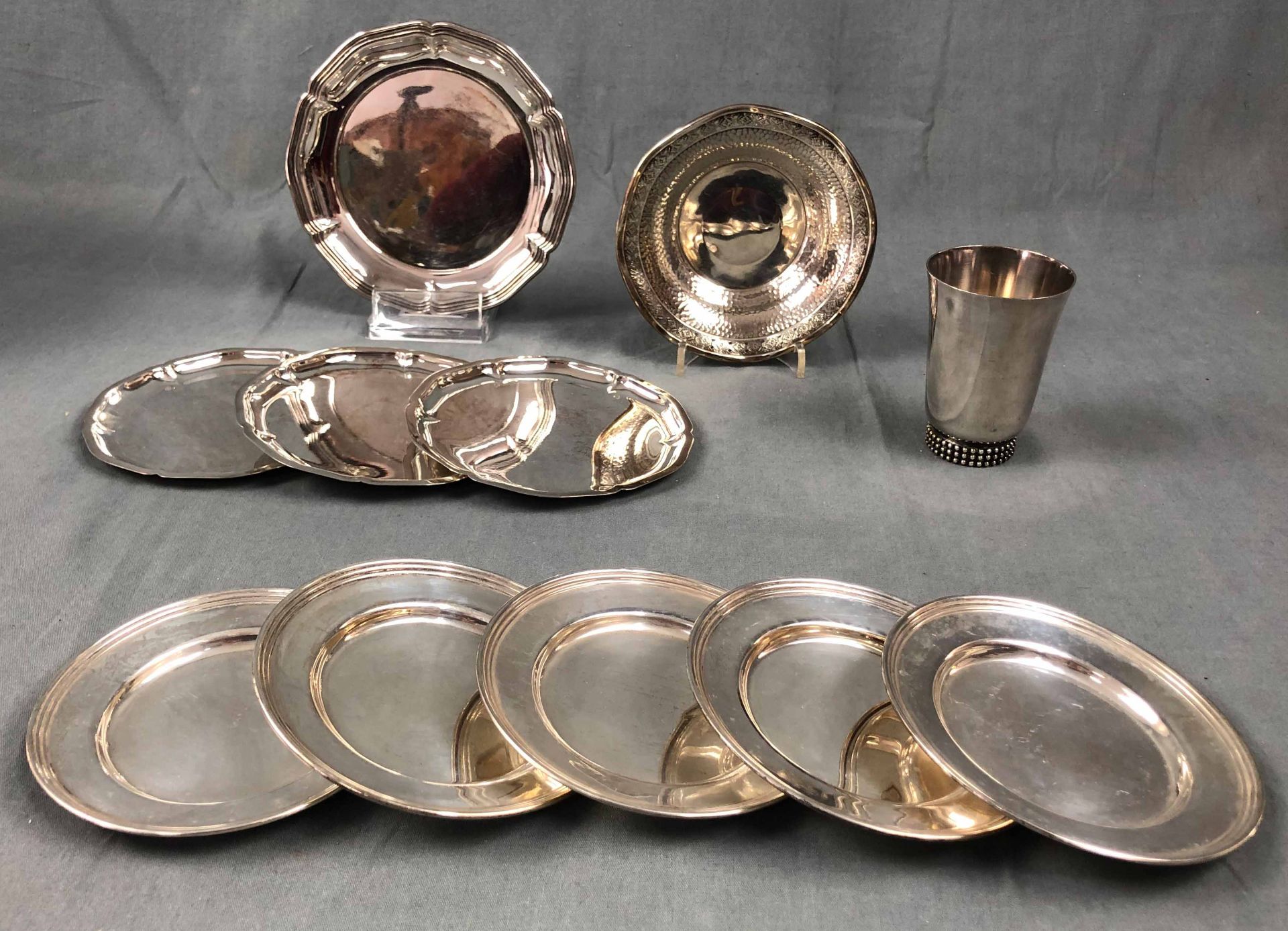 9 plates, 1 bowl and a cup, silver 925. Sterling.665 grams. Up to 17 cm in diameter, hallmarks.9