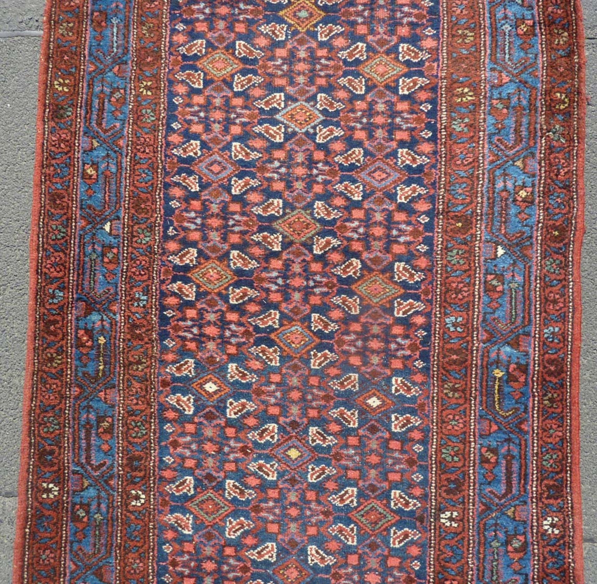 Hamadan Persian rug. Runner. Iran. Old, around 1930.499 cm x 105 cm. Knotted by hand. Wool on - Bild 4 aus 9