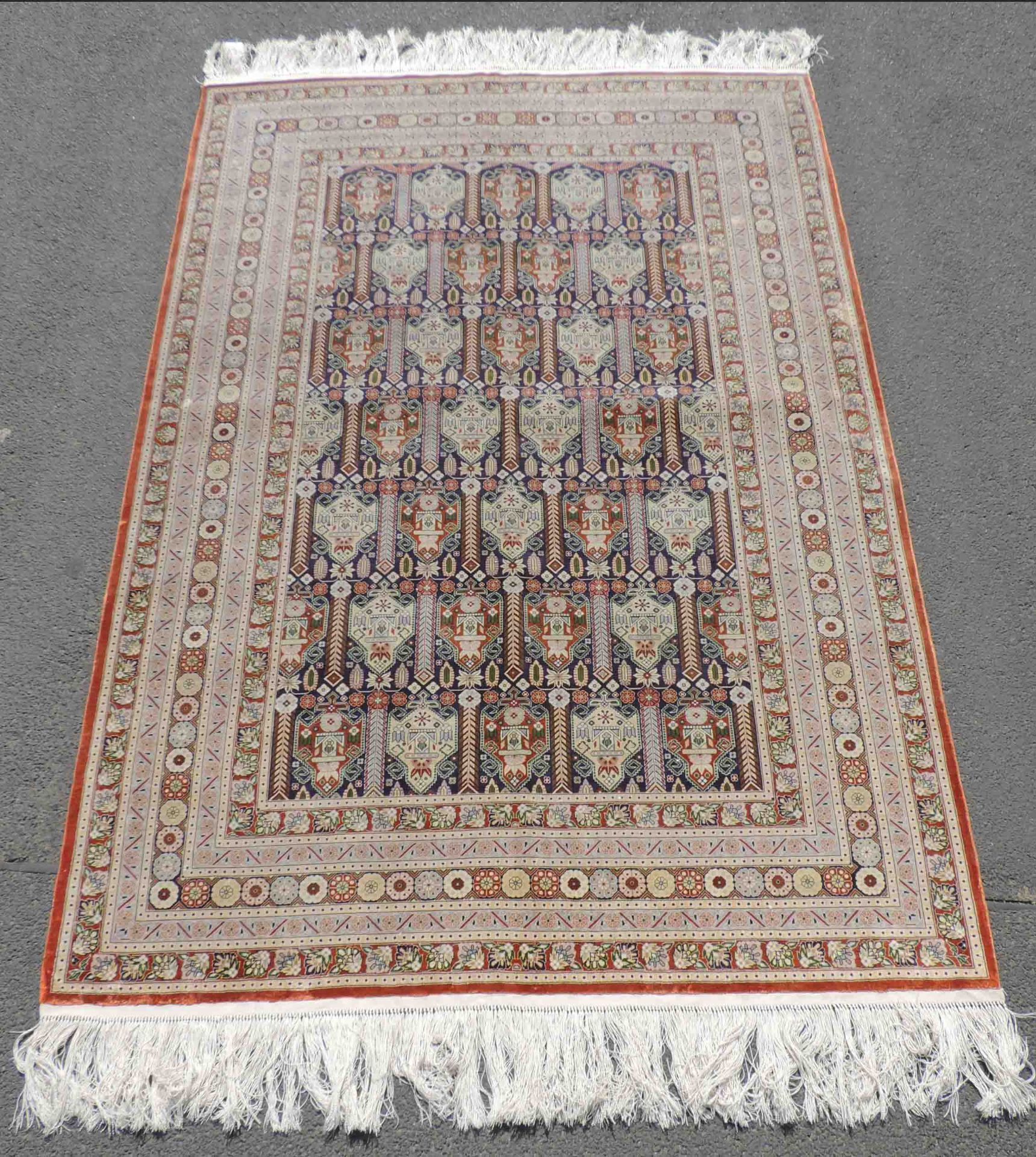 Qum silk rug. Iran. Extremely fine weave.184 cm x 126 cm. Knotted by hand. Silk on silk. Certificate