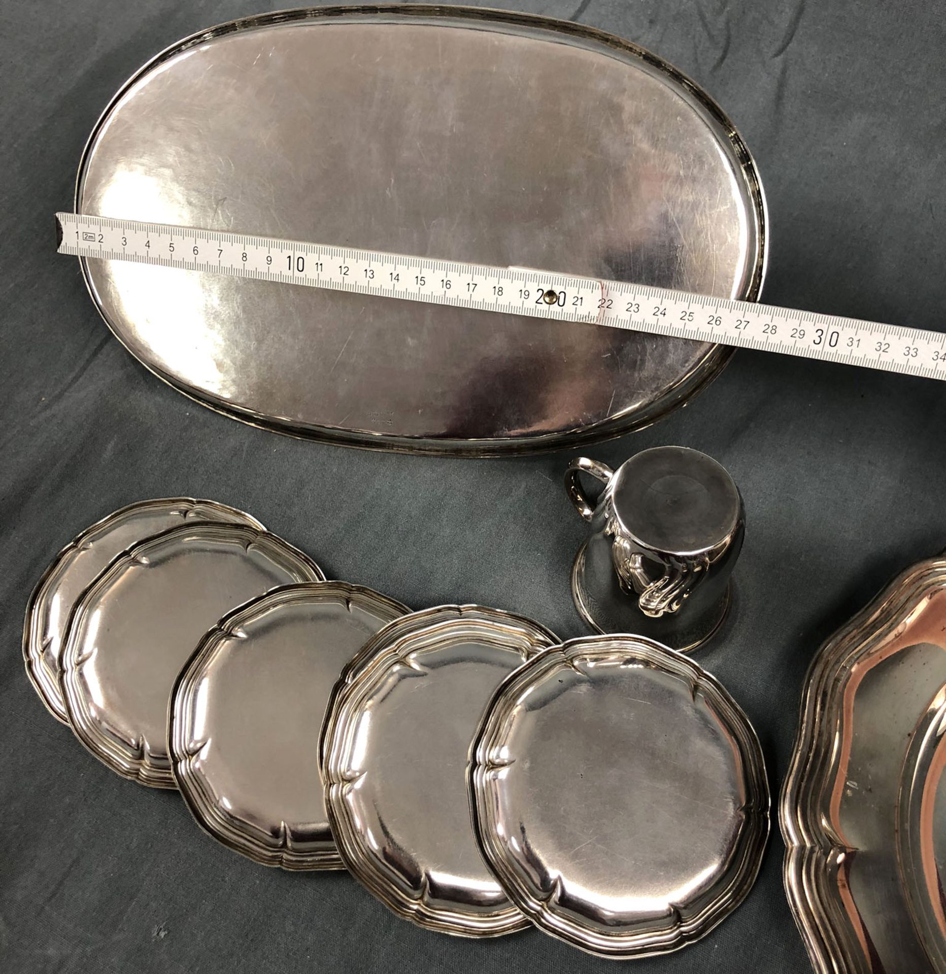 7 plates, 1 cup and 1 tray. Silver 830 and 835.954 grams total weight. Up to 28.5 cm x 17.5 cm. - Bild 6 aus 7