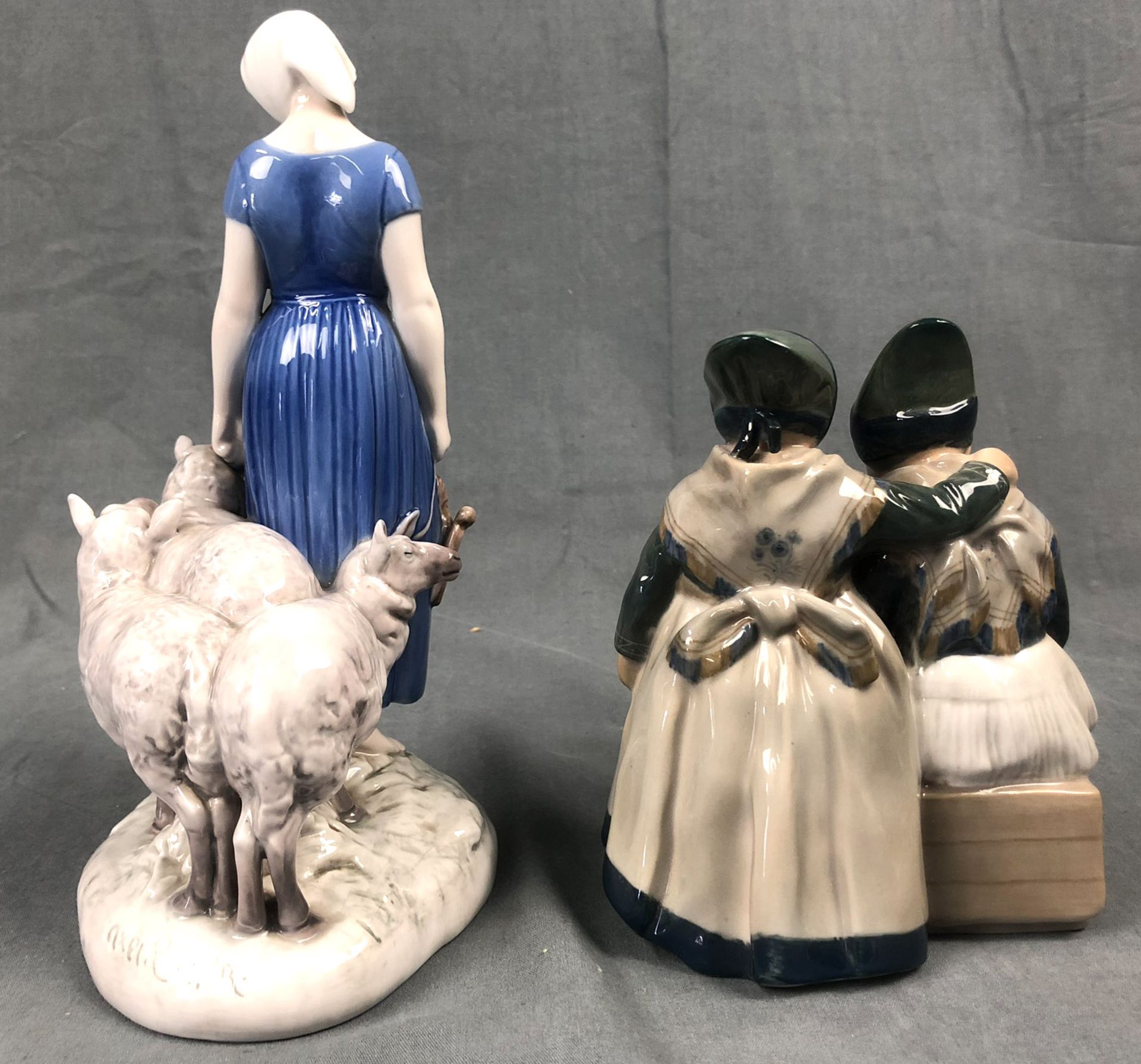 Porcelain figure Royal Kopenhagen, ''1941'', 2 Girls.In addition: Axel Thilson LOCHER (1879- - Bild 3 aus 8