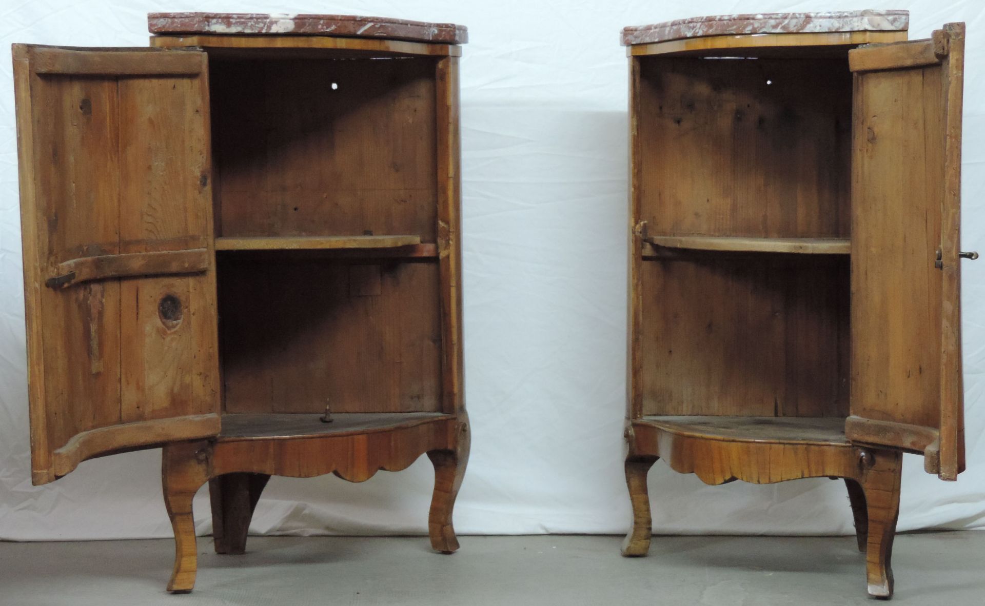 2 corner cabinets. Around 1800. Probably France. Ebonized. Marble tops.Each 81 cm high. Thigh length - Image 2 of 7