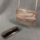 Silver. Lined evening bag and a glasses case.340 grams gross.Silber. Damen Abendtasche gefüttert und