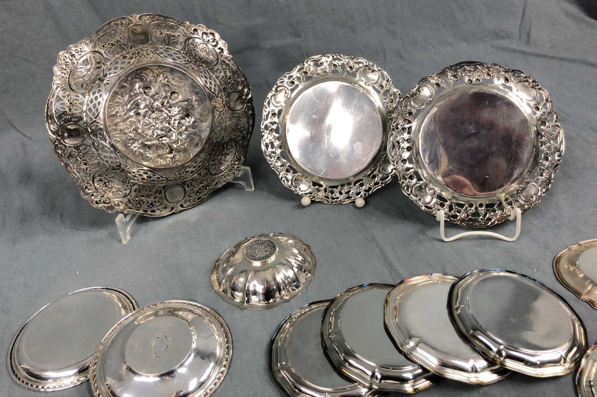 Silver. Plates, coasters and bowls.2176 grams. Up to 22 cm in diameter. Also 2 small coin bowls, ( - Image 8 of 13