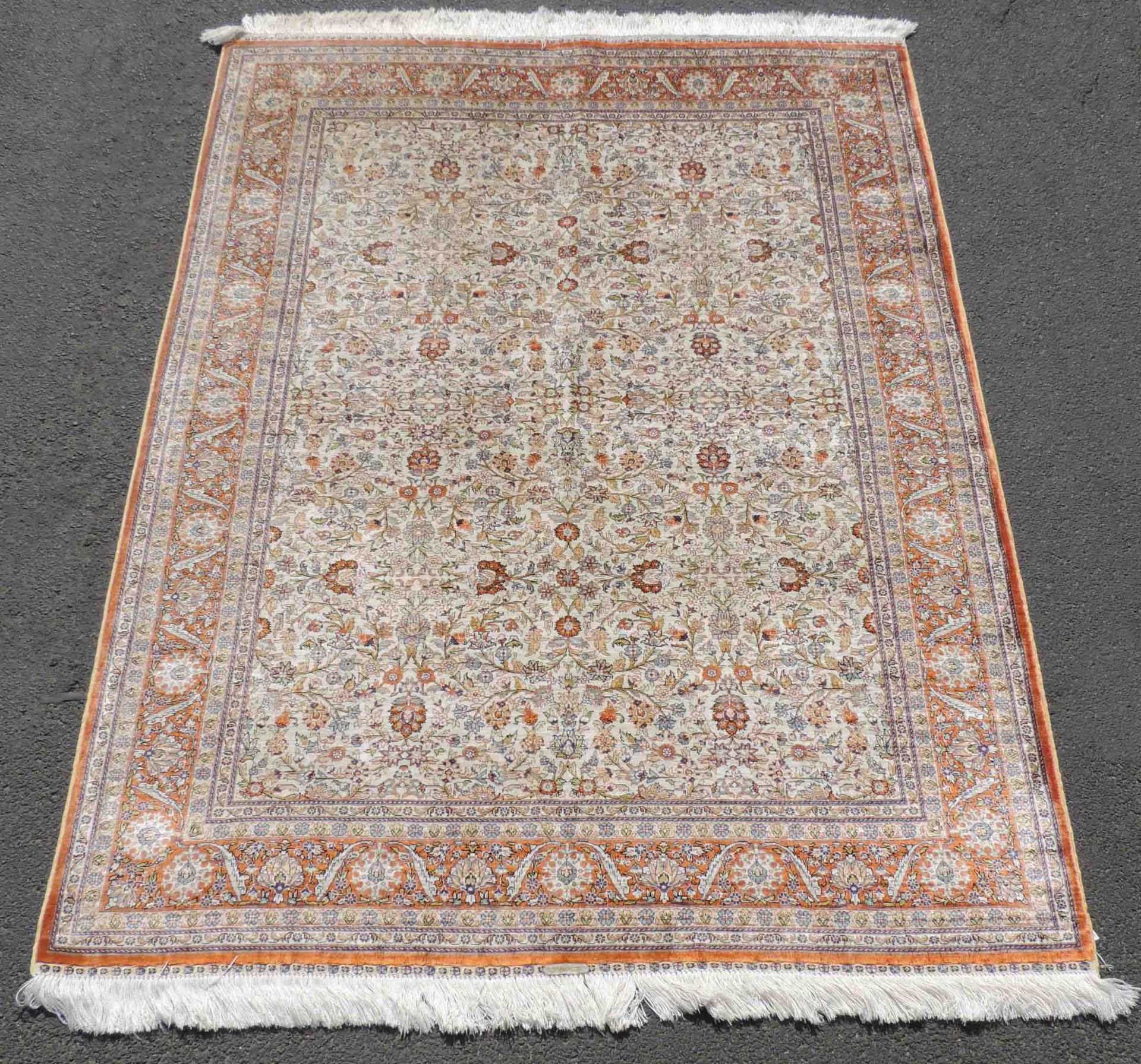 Hereke silk rug. Turkey. Signed. Extremely fine weave.180 cm x 128 cm. Knotted by hand. Silk on