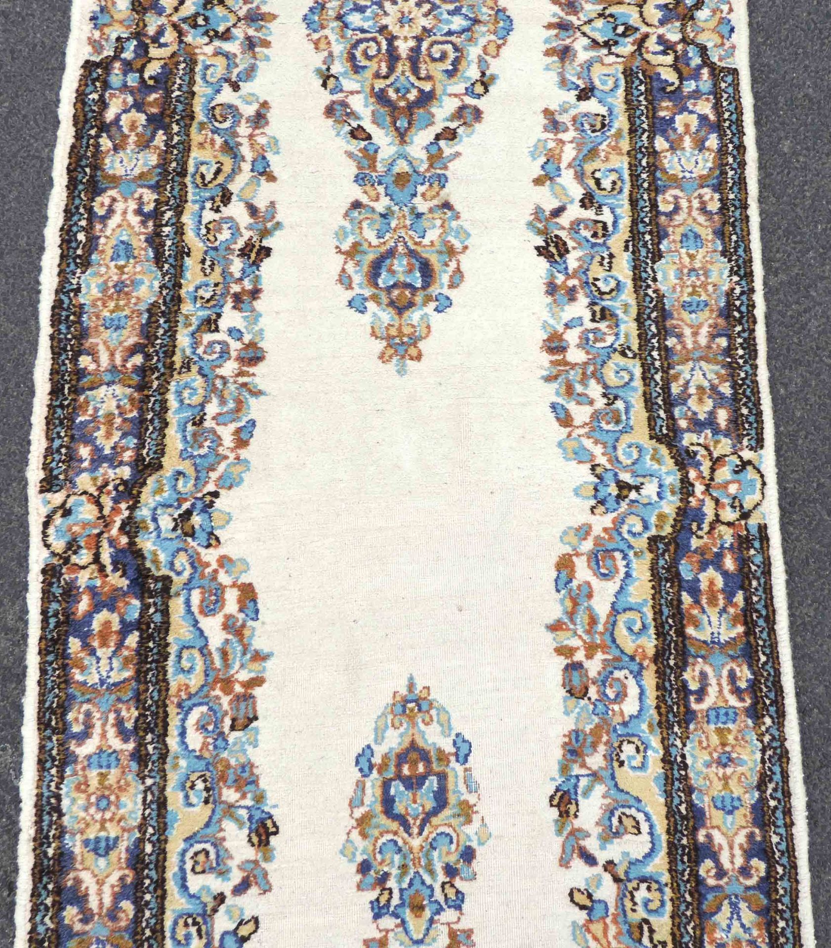 Kirman Persian rug. Narrow runner. Iran.370 cm x 63 cm. Knotted by hand. Wool on cotton. No shipping - Image 4 of 9