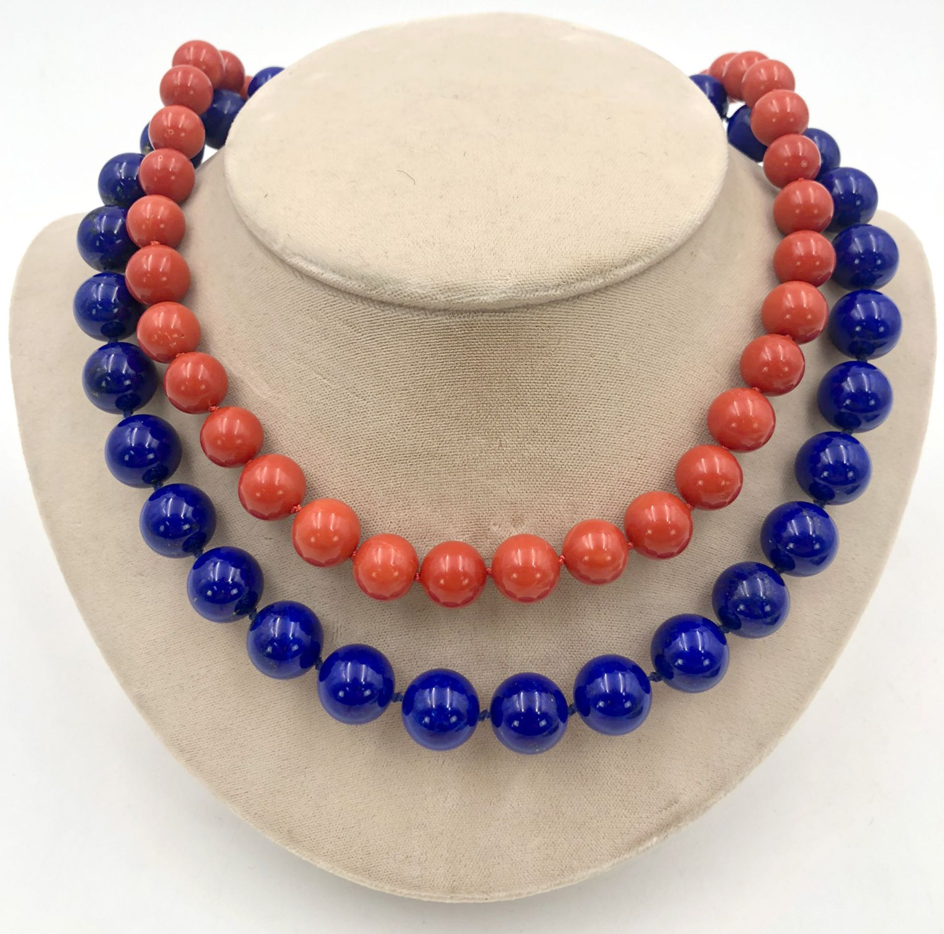 2 necklaces. 750 gold clasps. Lapis lazuli. Red semi-precious stone.2 Colliers. Verschlüsse Gold - Image 6 of 6