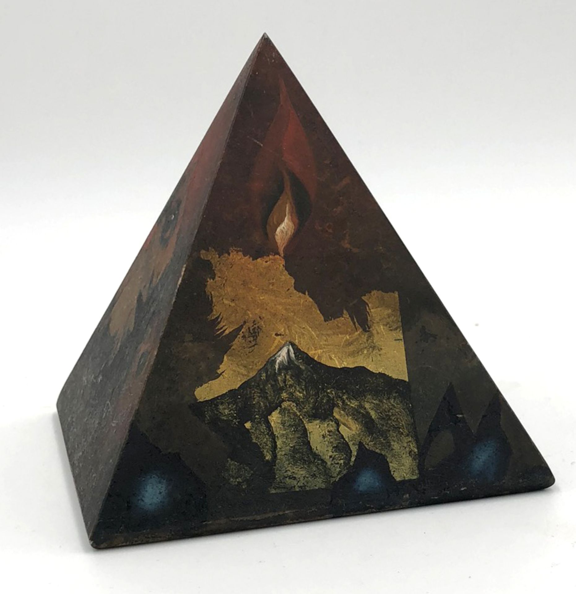 Horst G. LOEWEL (1939 -). ''Die Teidepyramide''.15 cm x 15 x 15 cm. Sculpture. Oil on stone. - Bild 2 aus 9