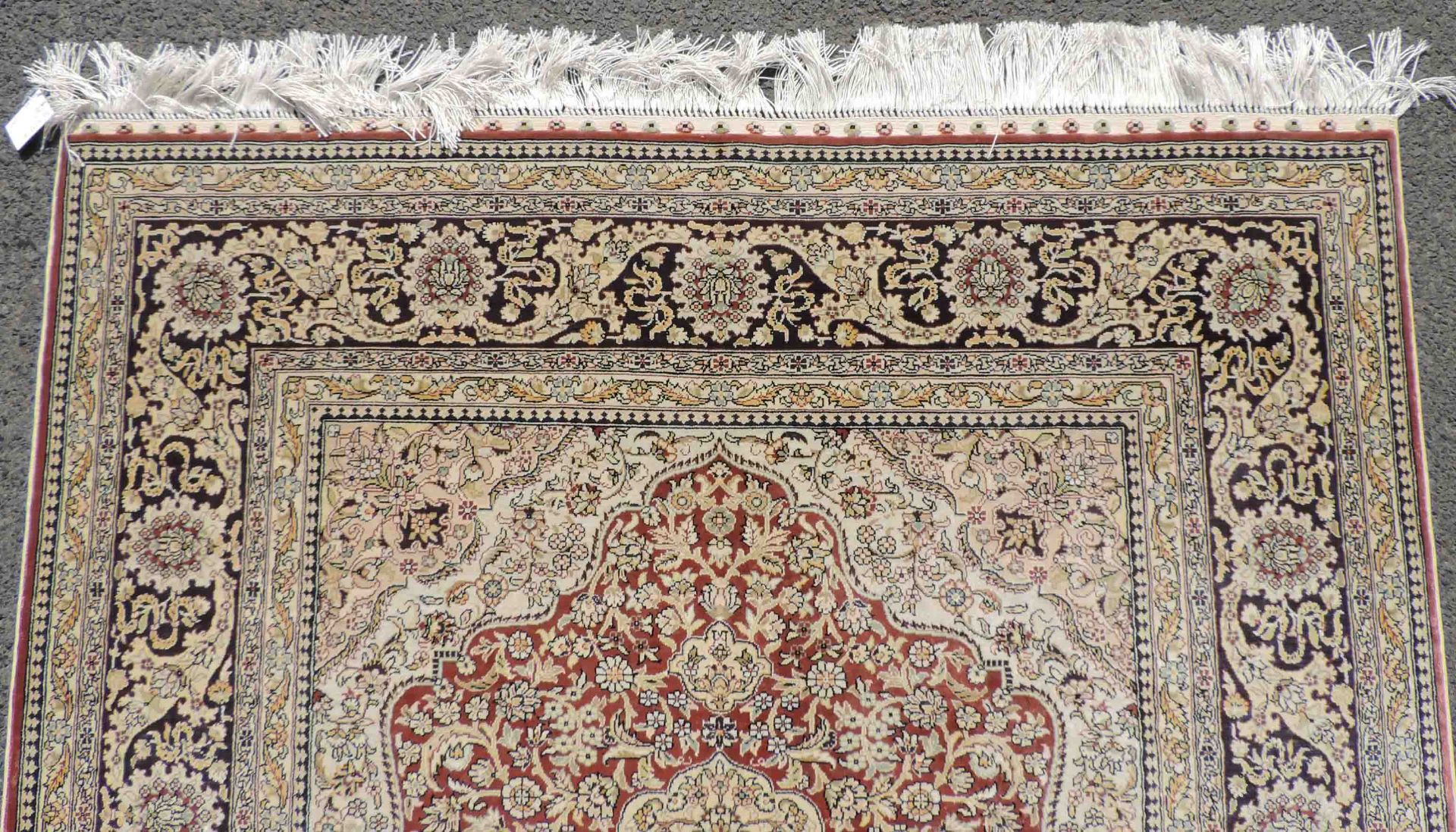 Hereke silk rug. Turkey. Signed. Extremely fine weave.146 cm x 105 cm. Knotted by hand. Silk on - Bild 5 aus 10