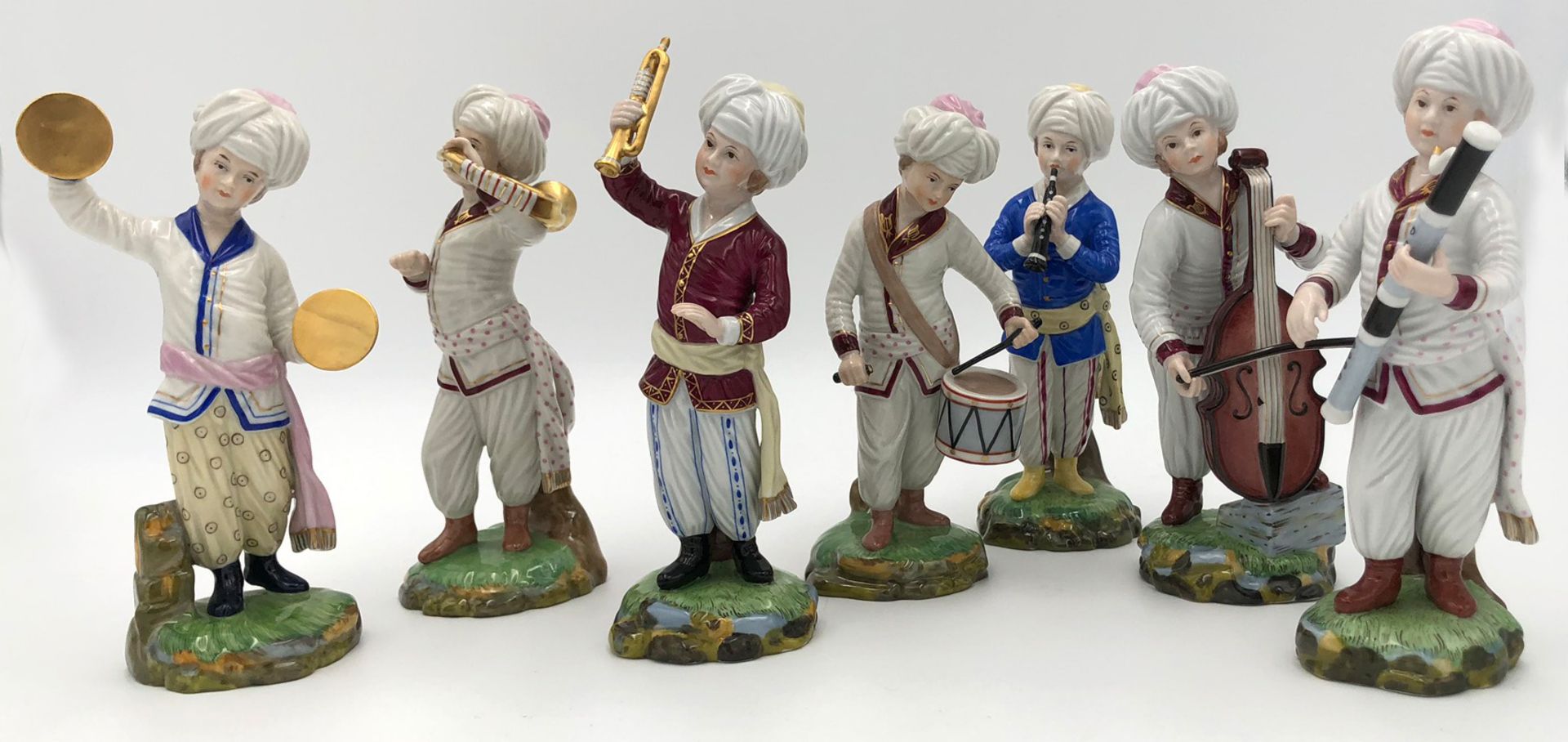 Höchst porcelain. 7 figures from the Türkenkapelle.17 cm to 19 cm high.Höchst Porzellan. 7 Figuren