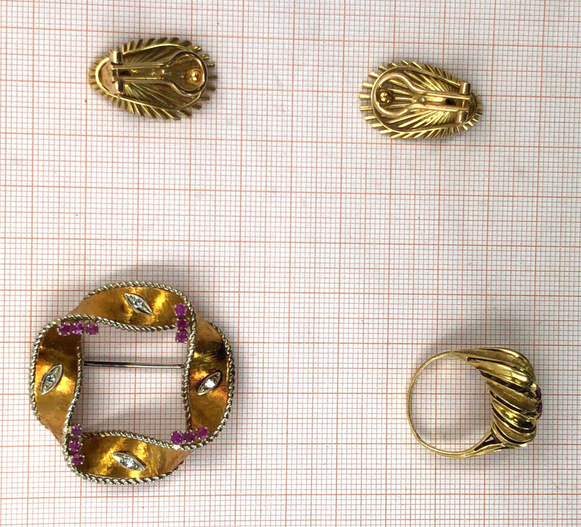 Set. 750 gold. Pair of earrings, ring and brooch. Diamonds and rubies.27.8 grams total weight. - Bild 9 aus 9