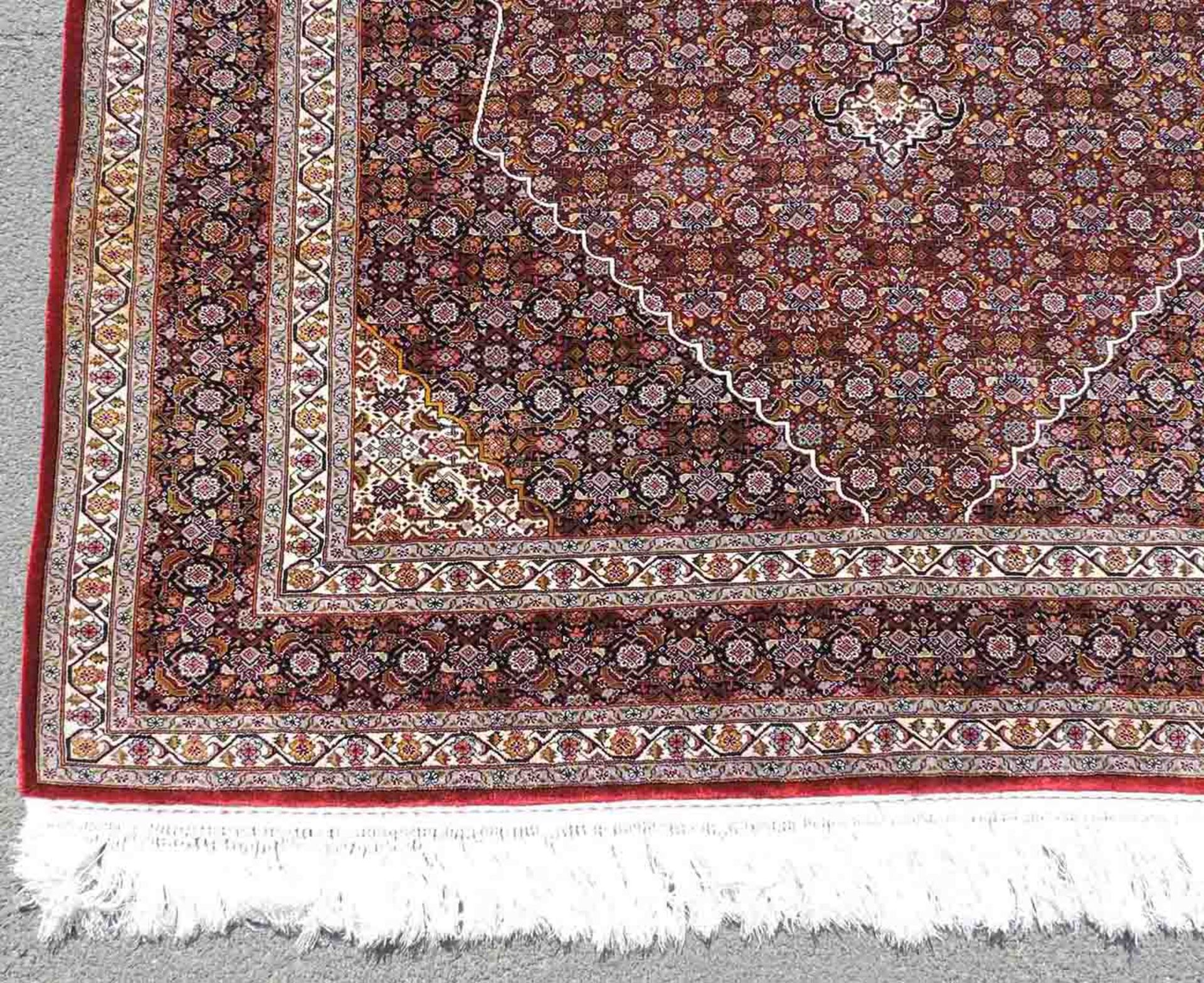 Keschan carpet. Silk. Extremely fine weave.201 cm 157 cm. Knotted by hand. Silk on silk. Probably - Image 2 of 9
