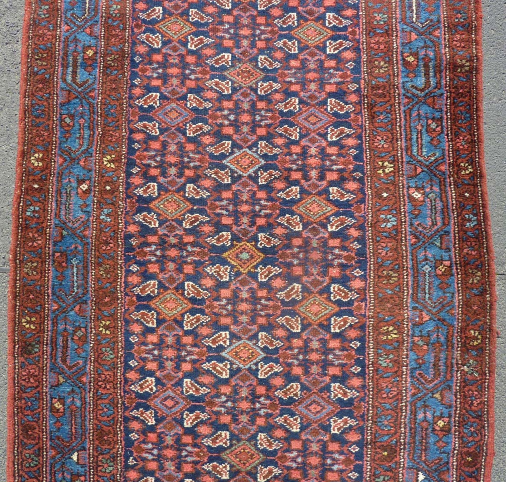 Hamadan Persian rug. Runner. Iran. Old, around 1930.499 cm x 105 cm. Knotted by hand. Wool on - Bild 5 aus 9