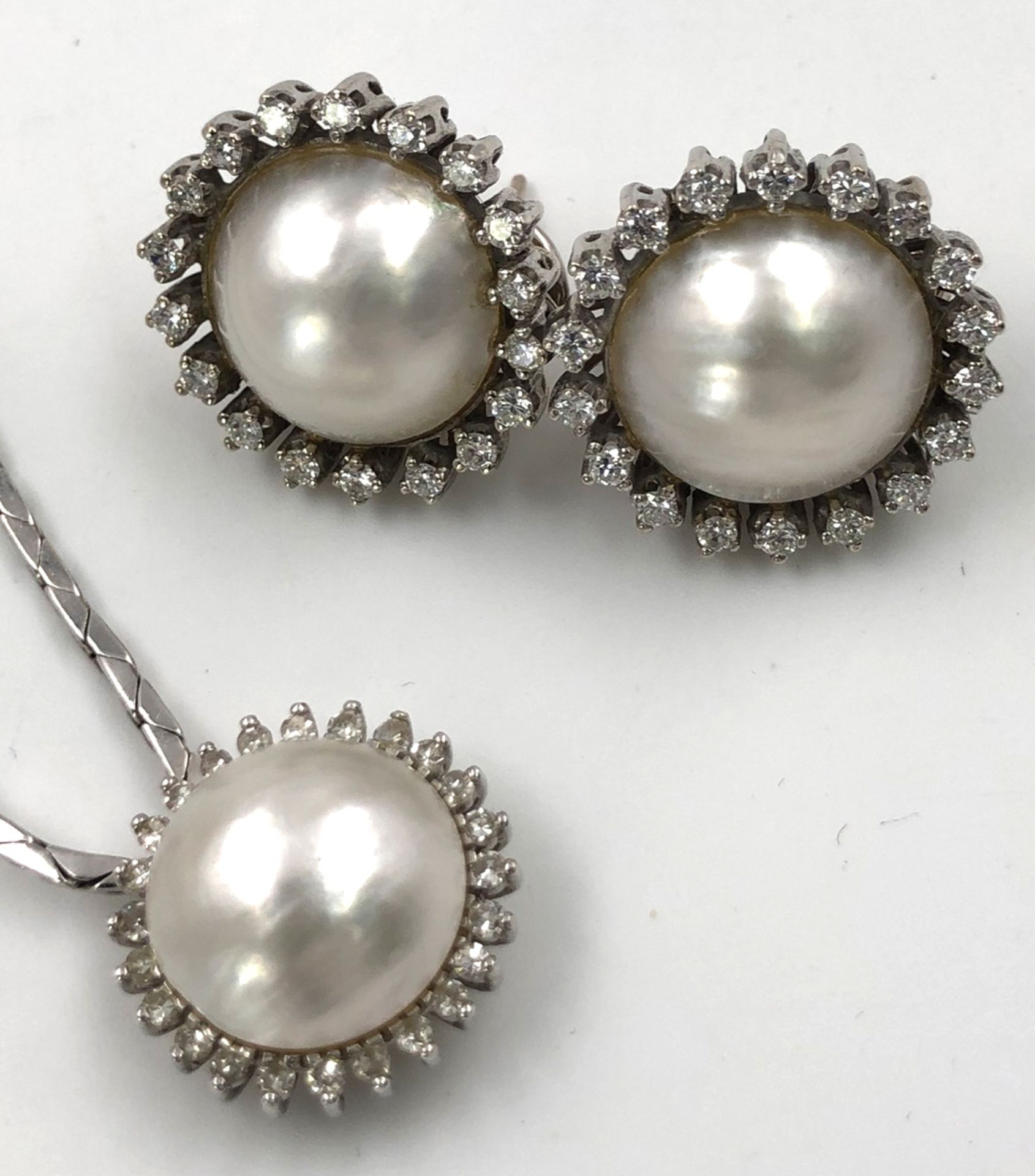 White gold 585. Necklace and 2 ear studs. Pearls probably Mabe. Diamonds.The diamonds together total - Bild 2 aus 9