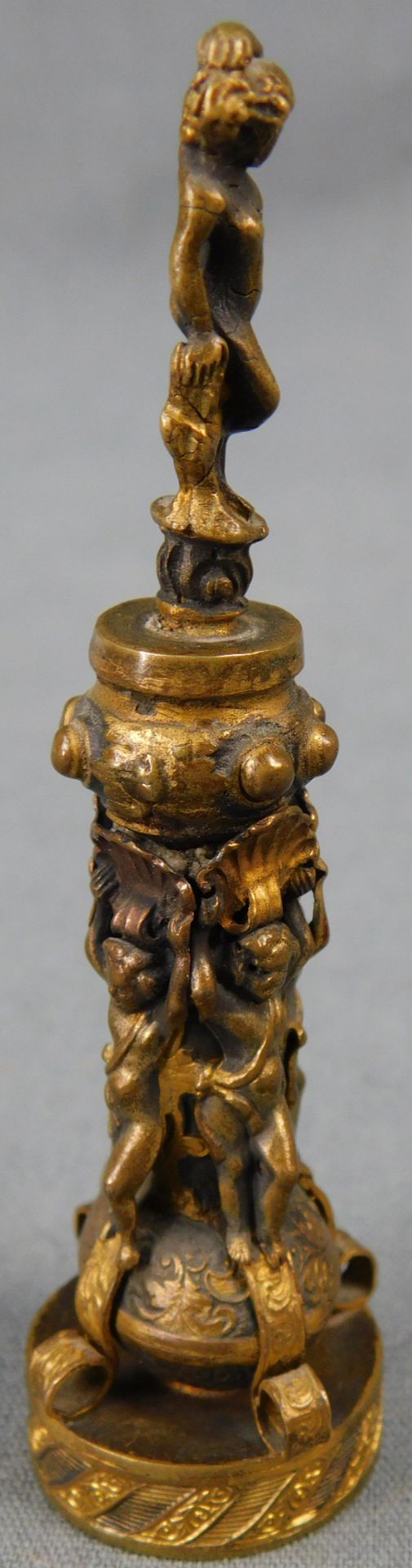 Petschaft. Bronze d'oré. Baroque or historicism.9,5 cm high.Petschaft. Bronze d'oré. Barock oder - Image 4 of 7