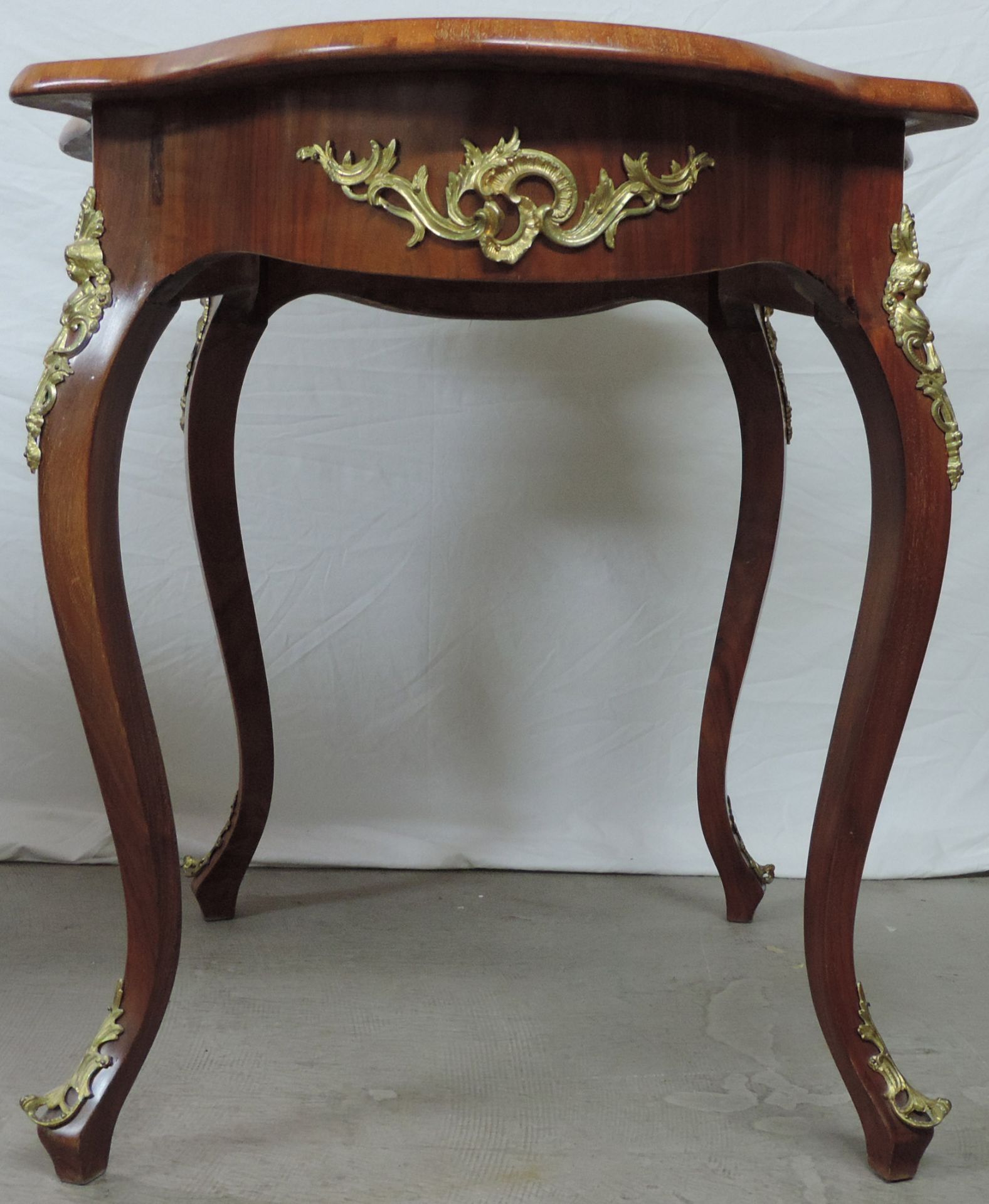 Table. Louis XVI - Stiel.77 cm x 111 cm x 71 cm. Walnut? Burl wood.Tisch. Louis XVI - Stil.77 cm x - Image 4 of 9