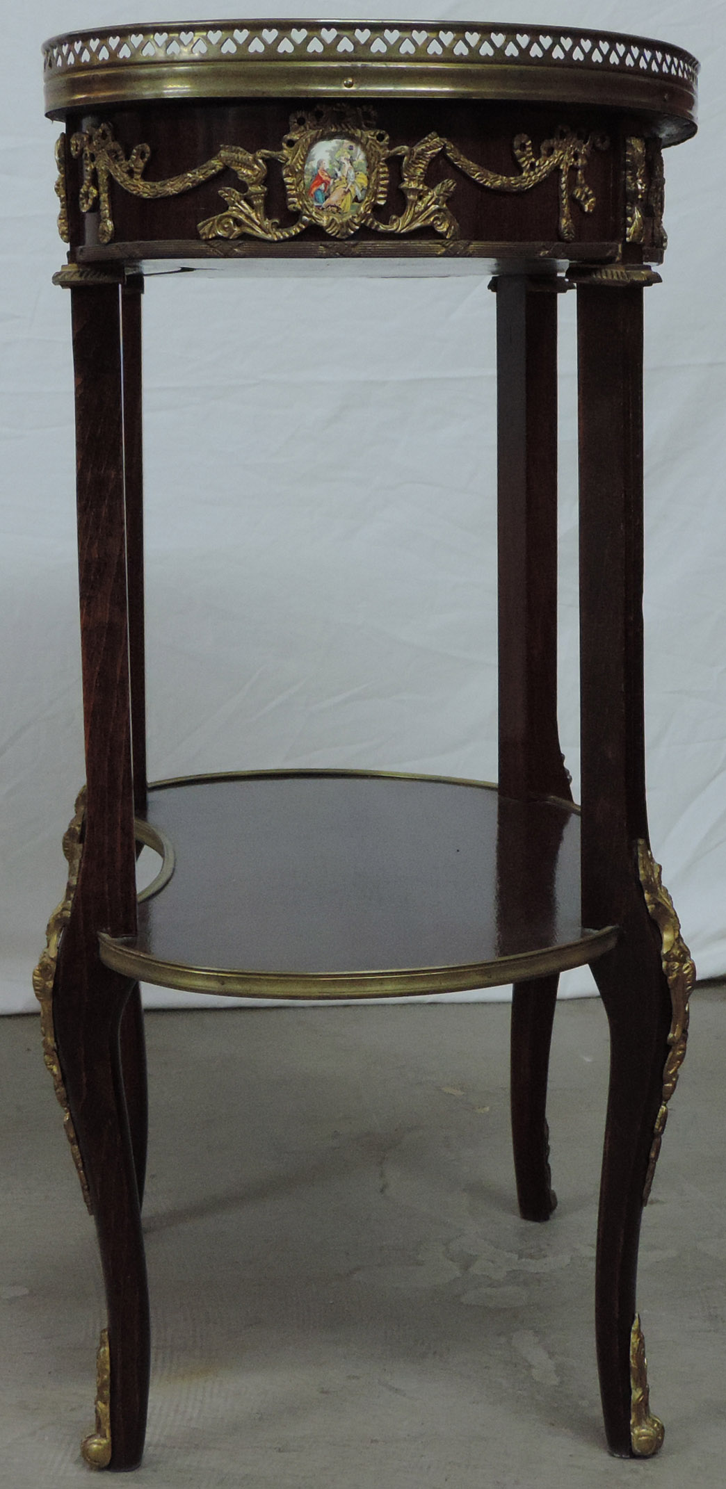 High side table. Louis XV style. Some rosewood?77 cm x 63 cm x 37 cm.Hohes Beistelltischchen. - Image 3 of 9