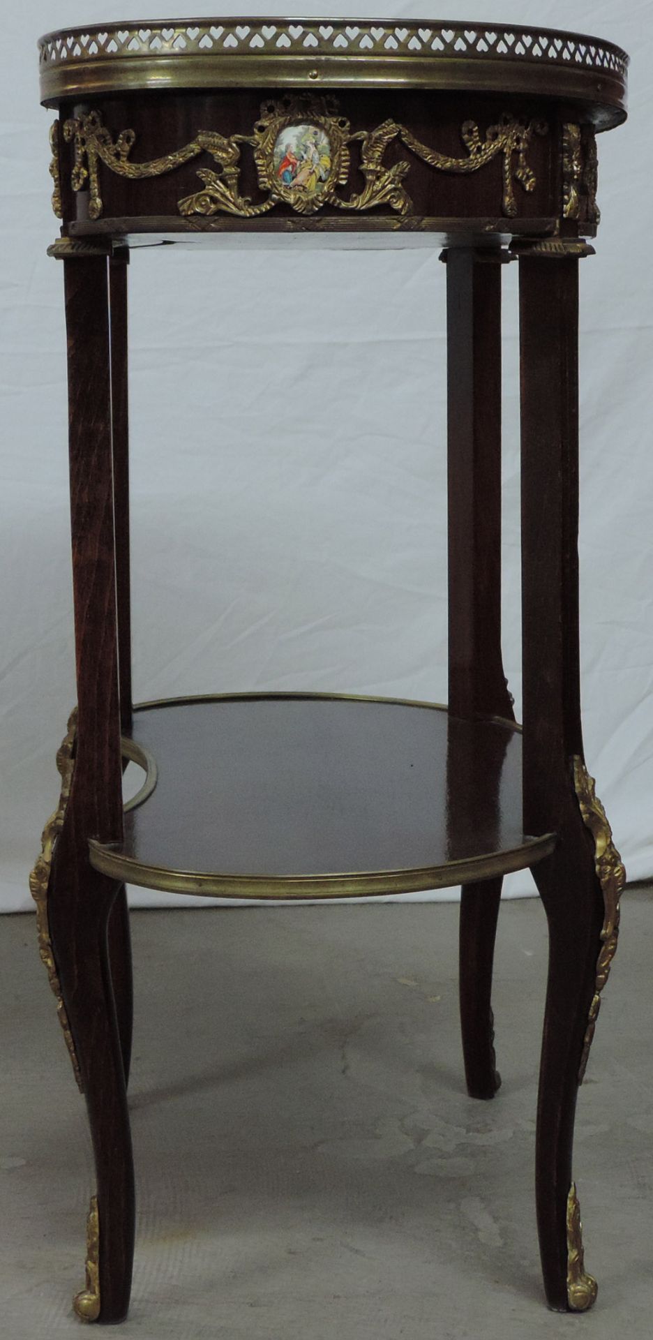 High side table. Louis XV style. Some rosewood?77 cm x 63 cm x 37 cm.Hohes Beistelltischchen. - Bild 3 aus 9