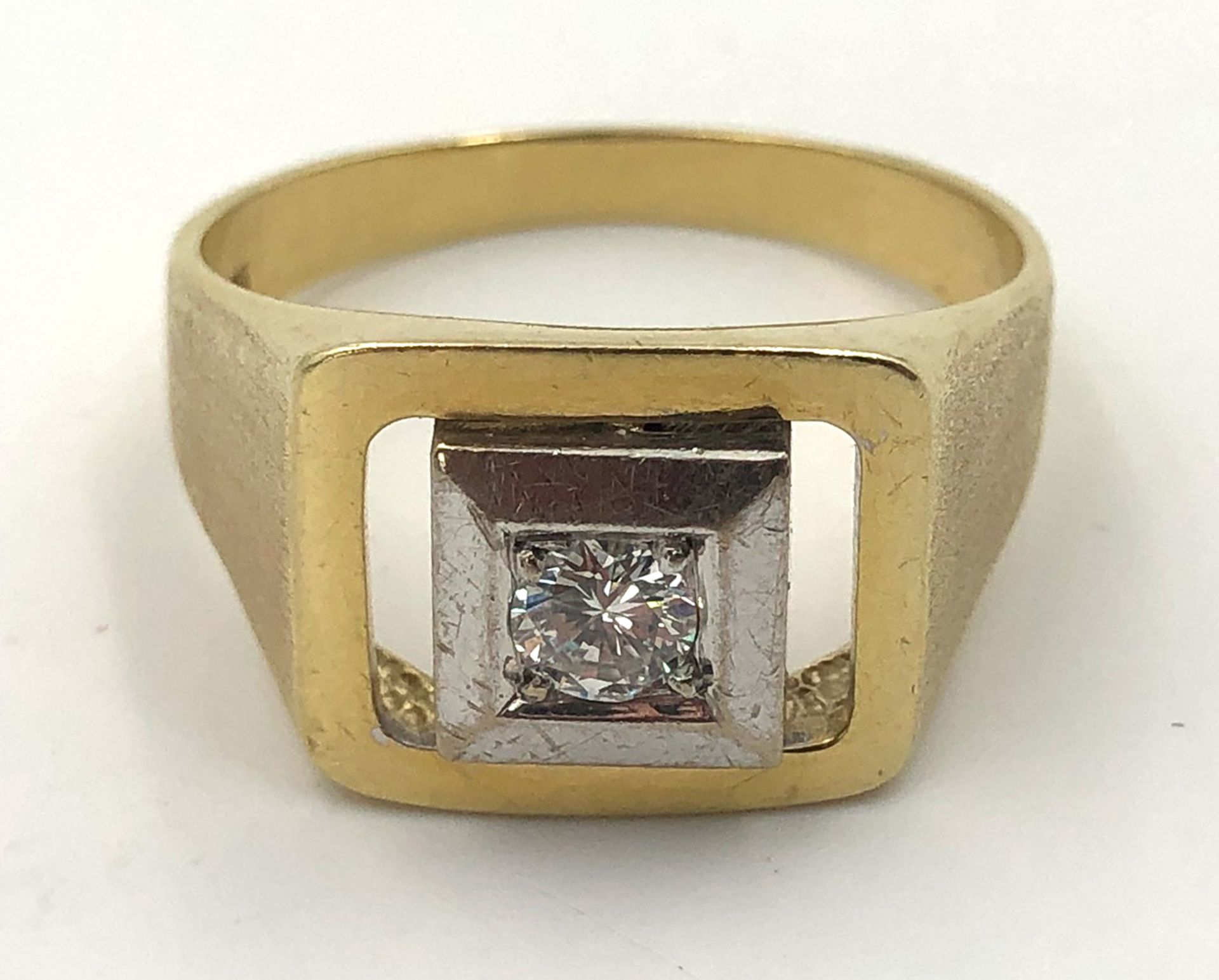 Ring, gold 585. Brilliant approx. 0.25 carat.8.6 grams total weight. The diamond in the upper